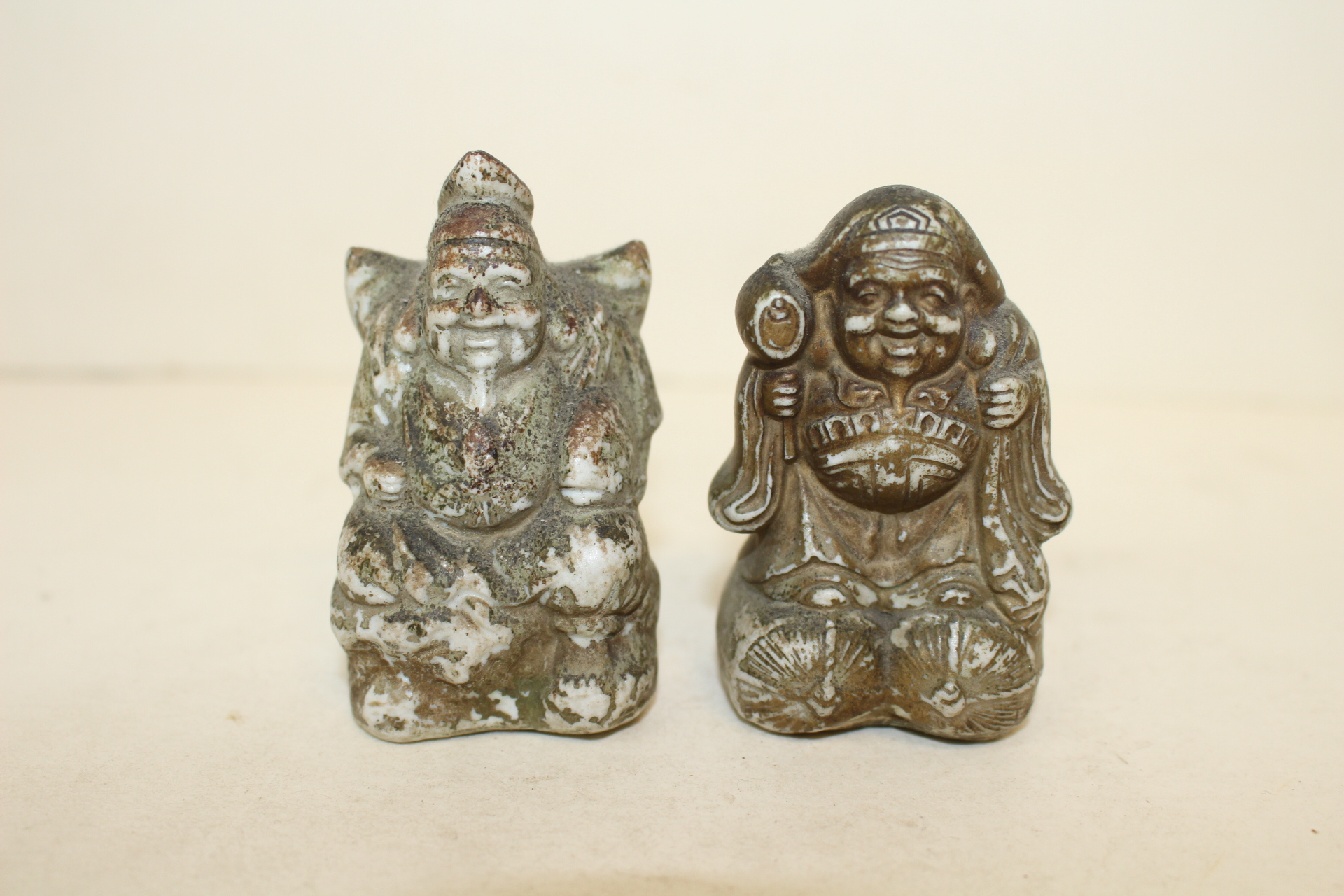 연대가좋은 청자도자기 복신상 2점