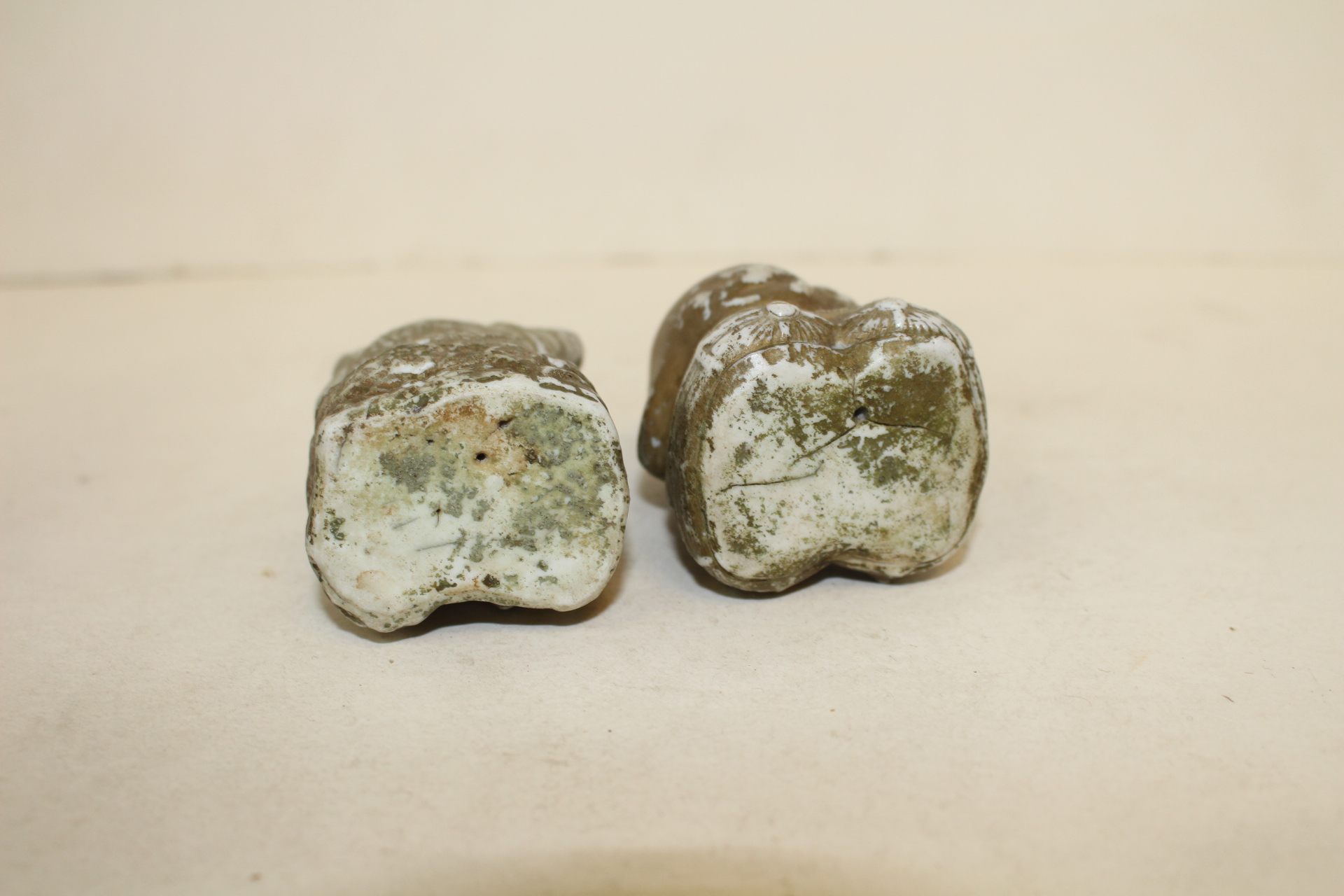 연대가좋은 청자도자기 복신상 2점