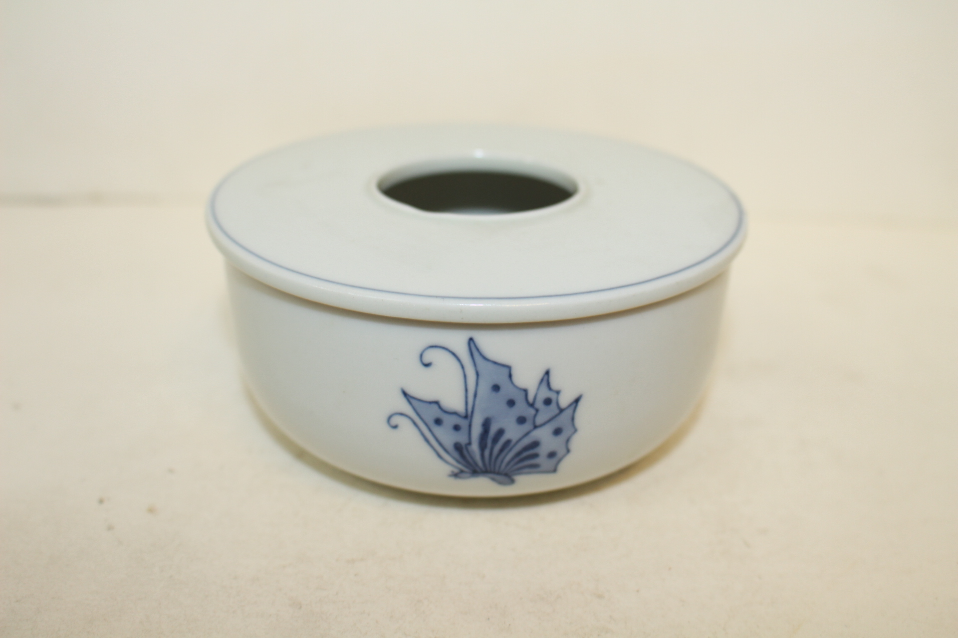 이마리 청화백자나비문 완