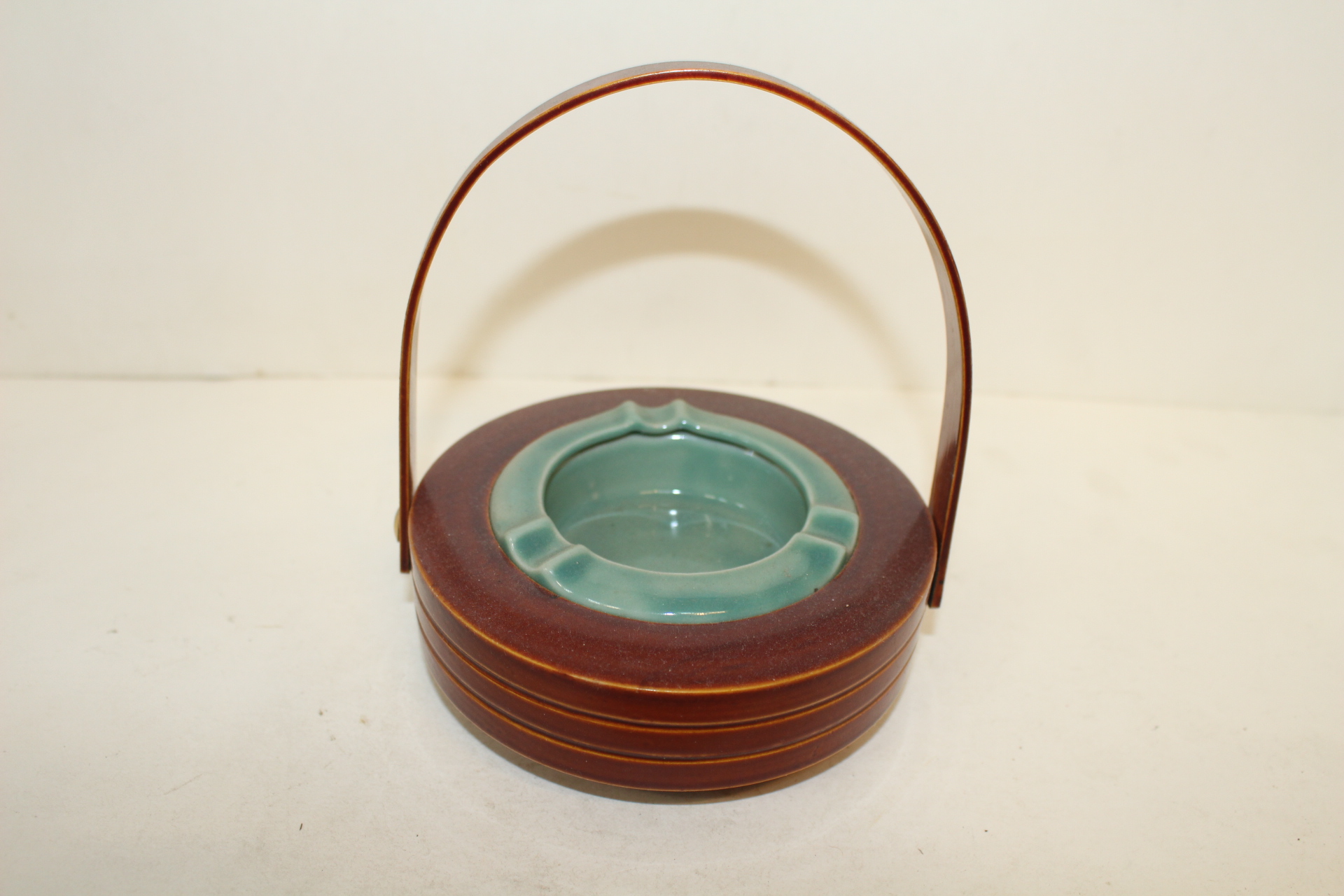 나무손잡이가 있는 청자도자기 재털이