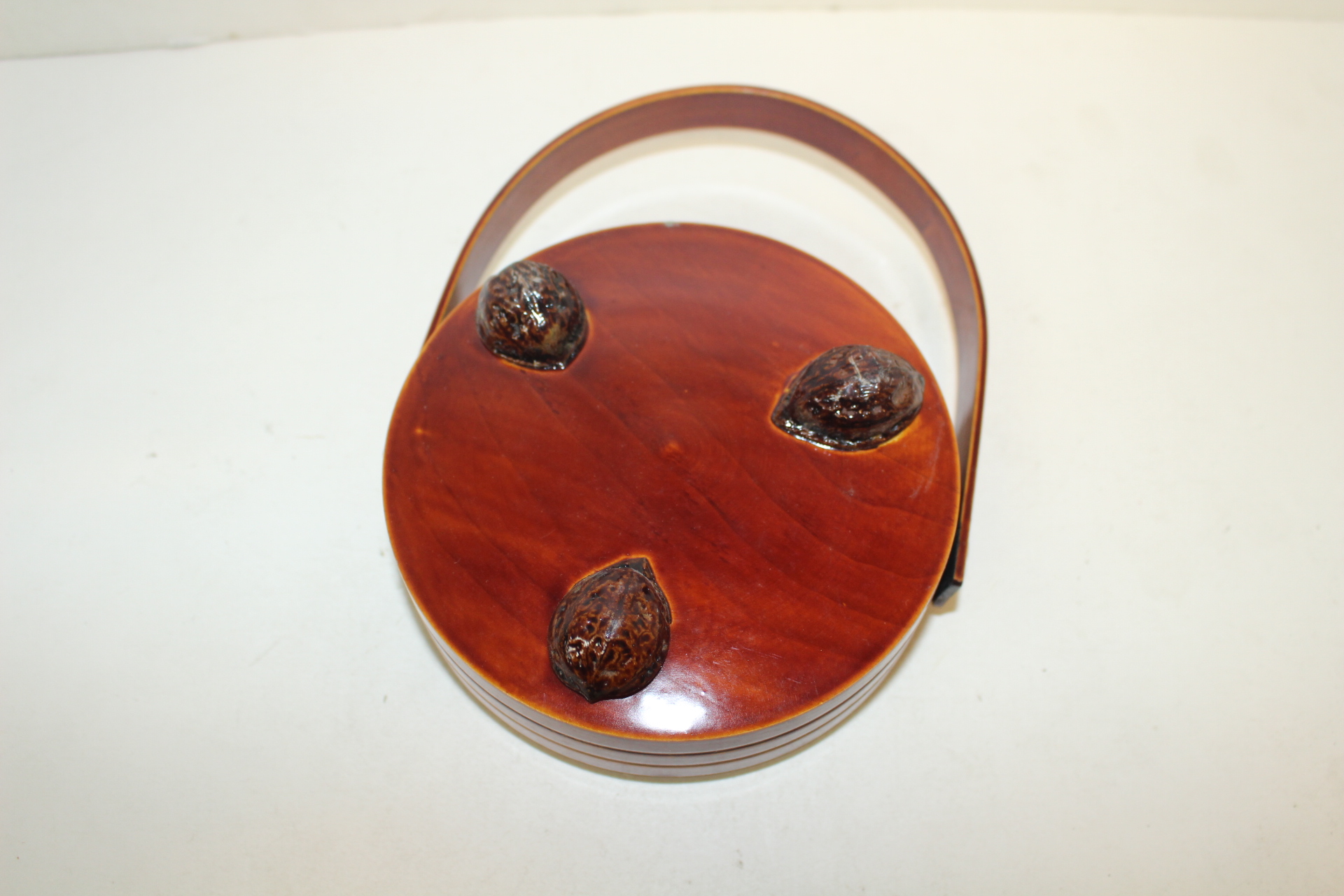 나무손잡이가 있는 청자도자기 재털이