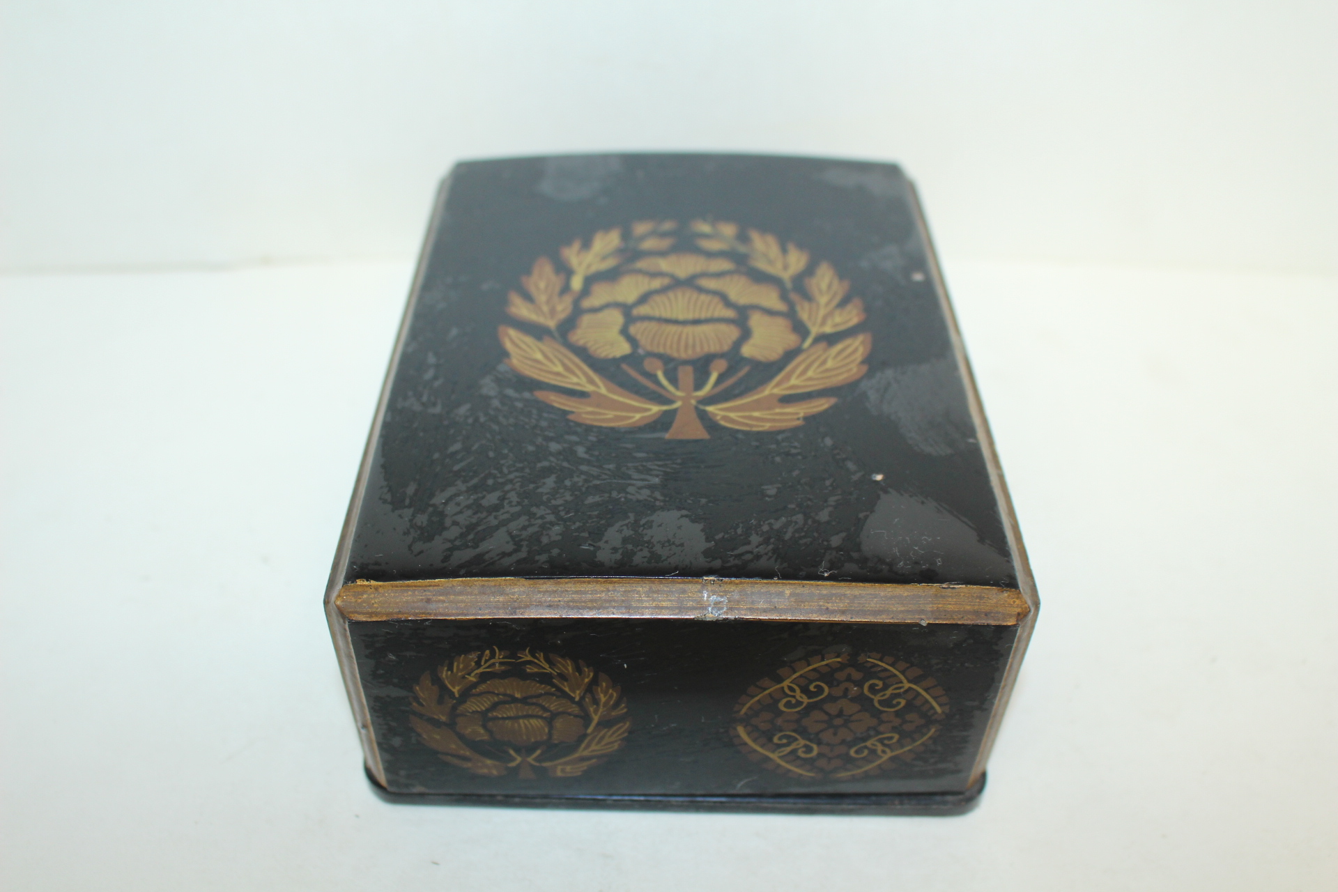 나무에 옷칠이된 화문이 그려진 함