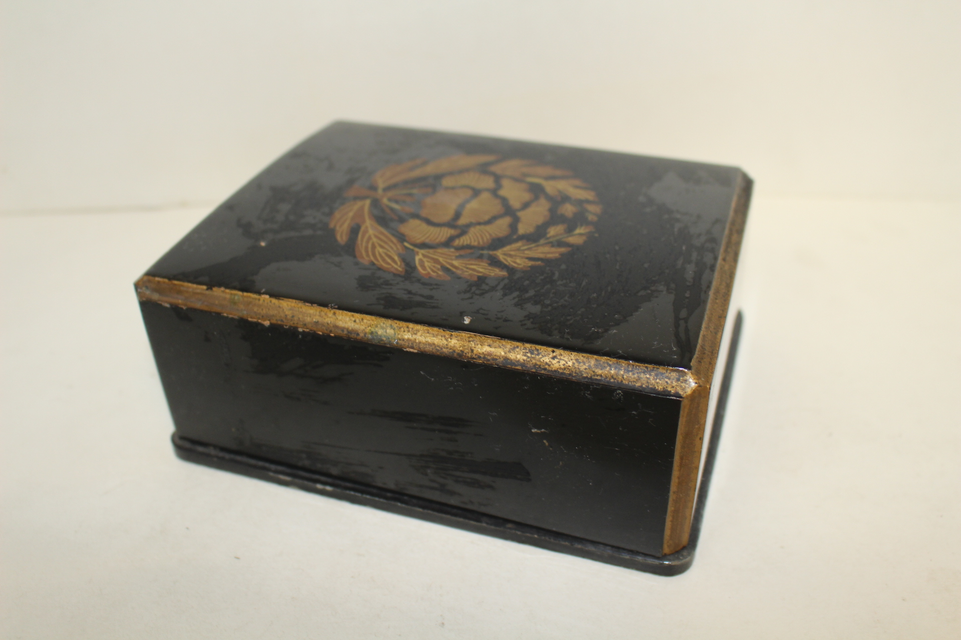 나무에 옷칠이된 화문이 그려진 함