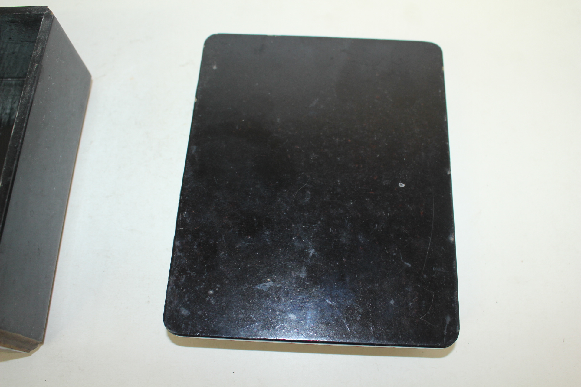 나무에 옷칠이된 화문이 그려진 함