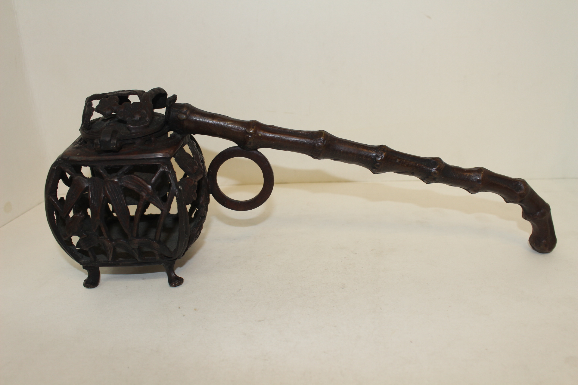 묵직한 청동으로된 수결이 있는 투각화문먹통모양 향로