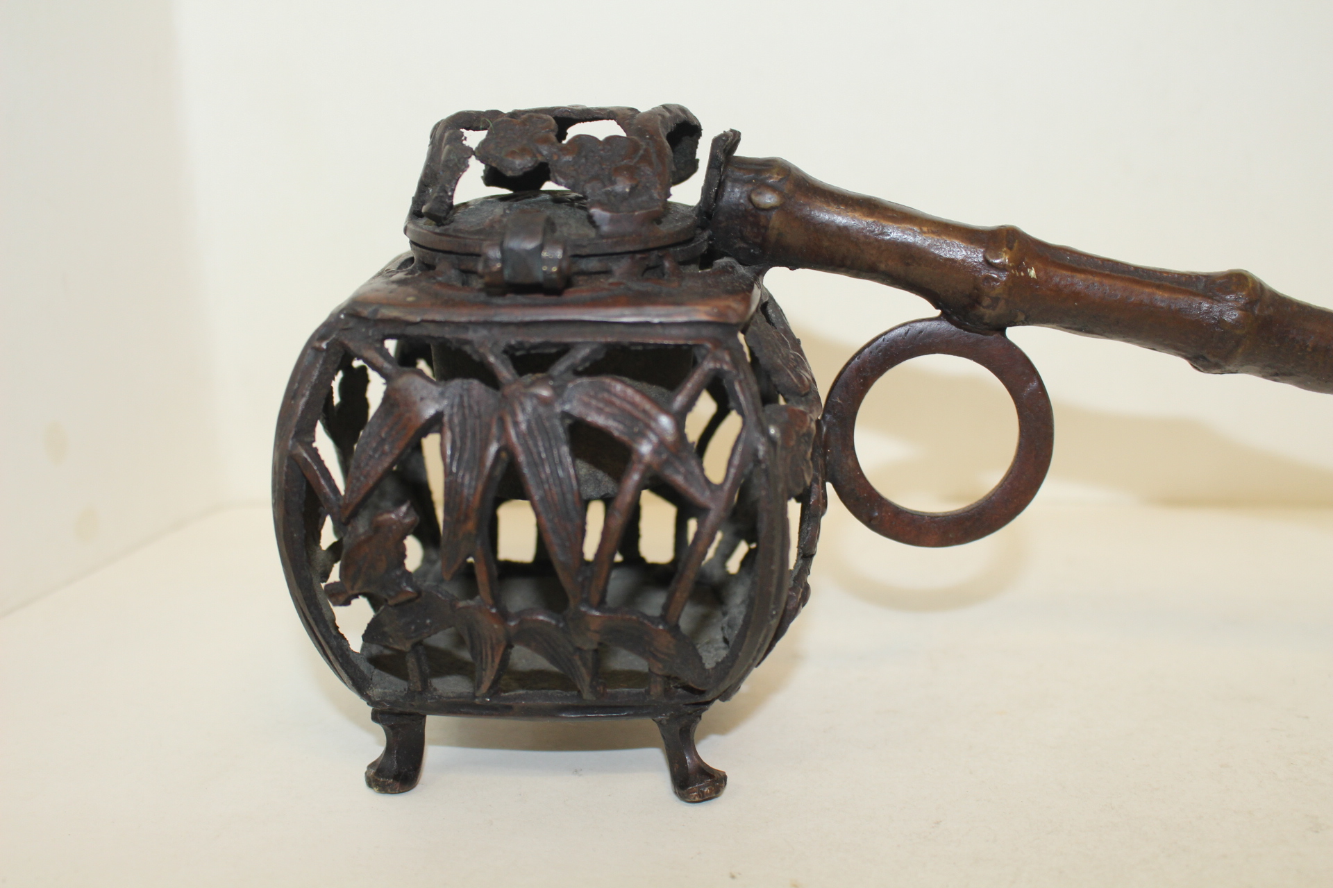 묵직한 청동으로된 수결이 있는 투각화문먹통모양 향로