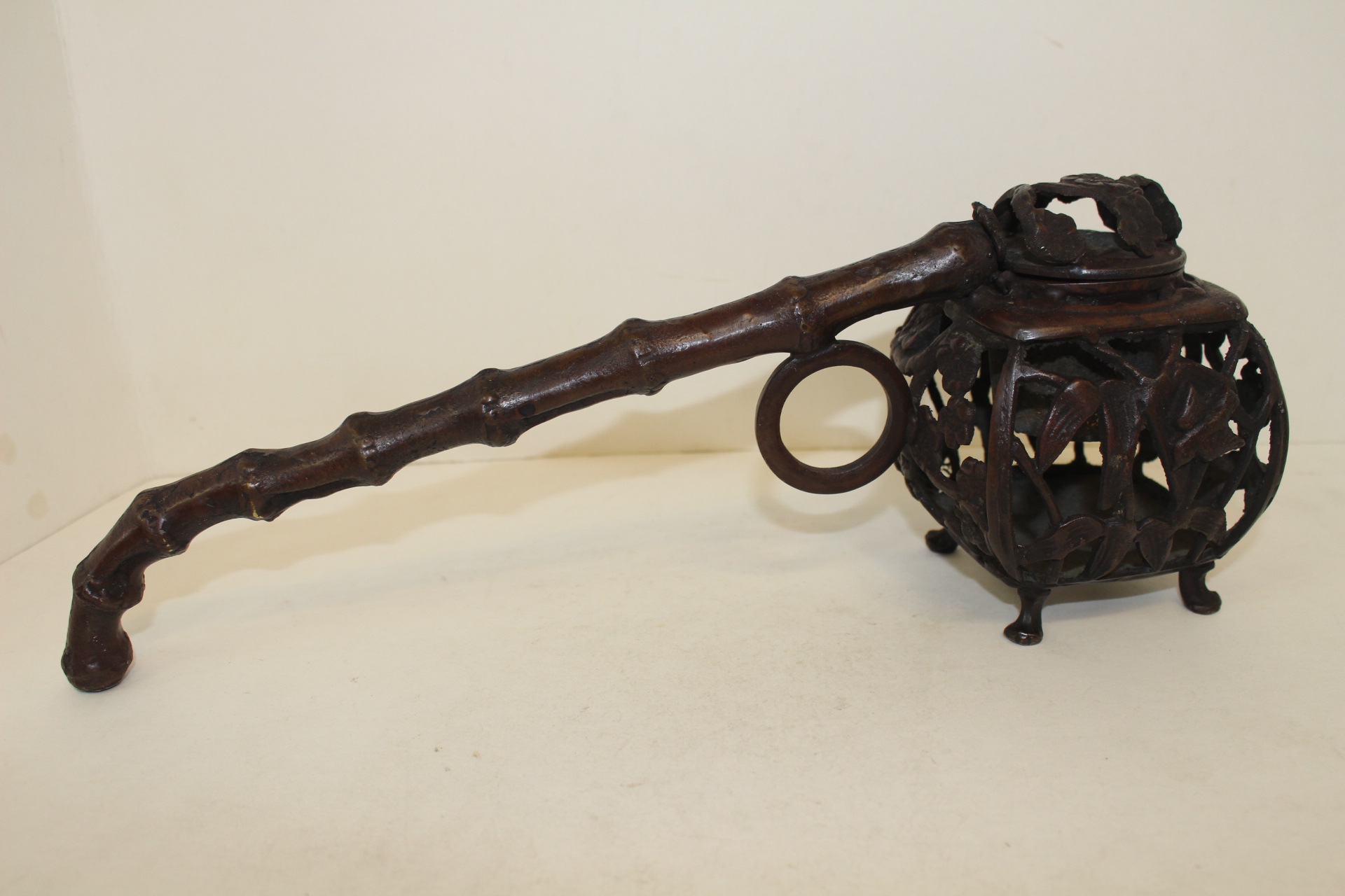 묵직한 청동으로된 수결이 있는 투각화문먹통모양 향로