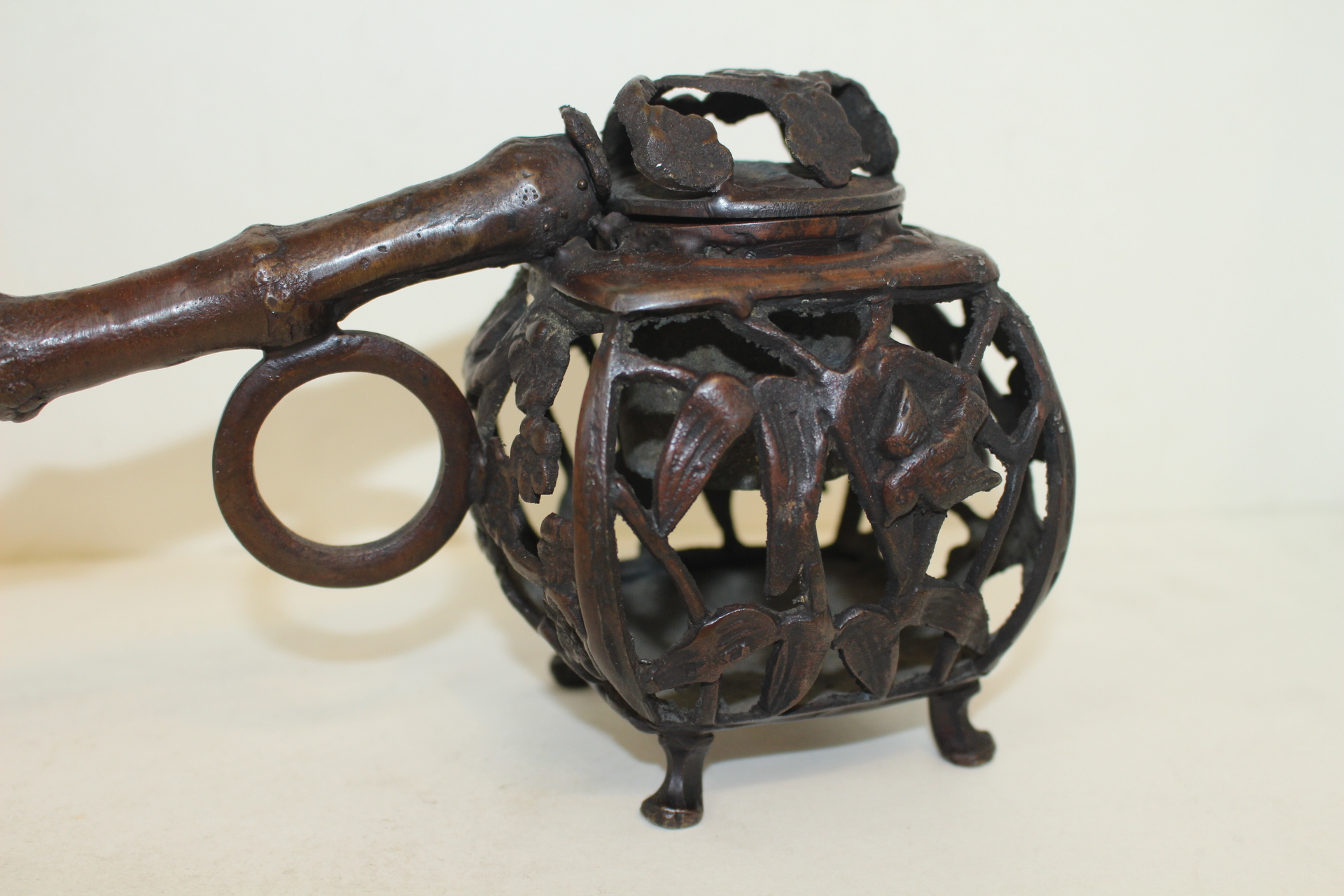 묵직한 청동으로된 수결이 있는 투각화문먹통모양 향로