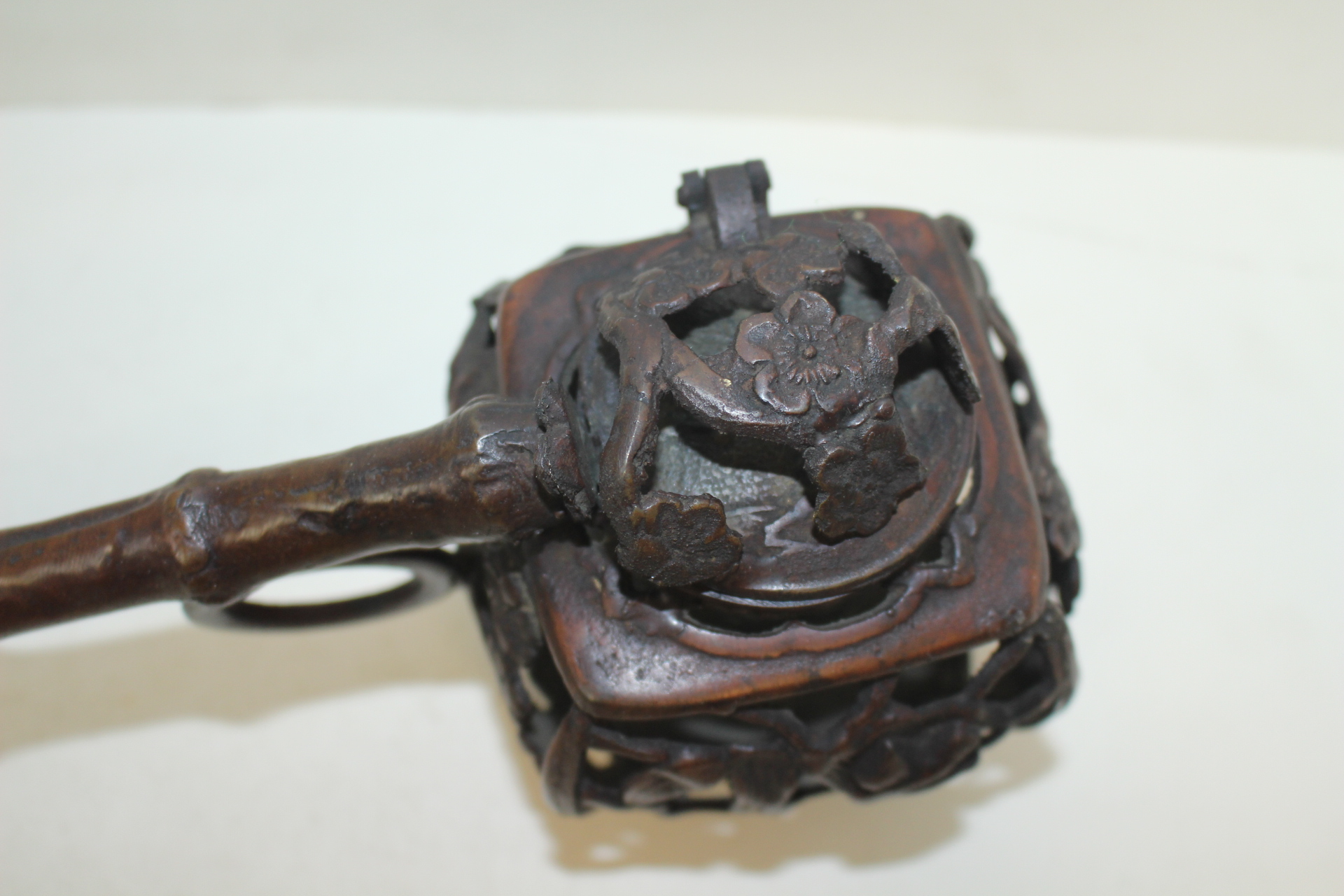 묵직한 청동으로된 수결이 있는 투각화문먹통모양 향로