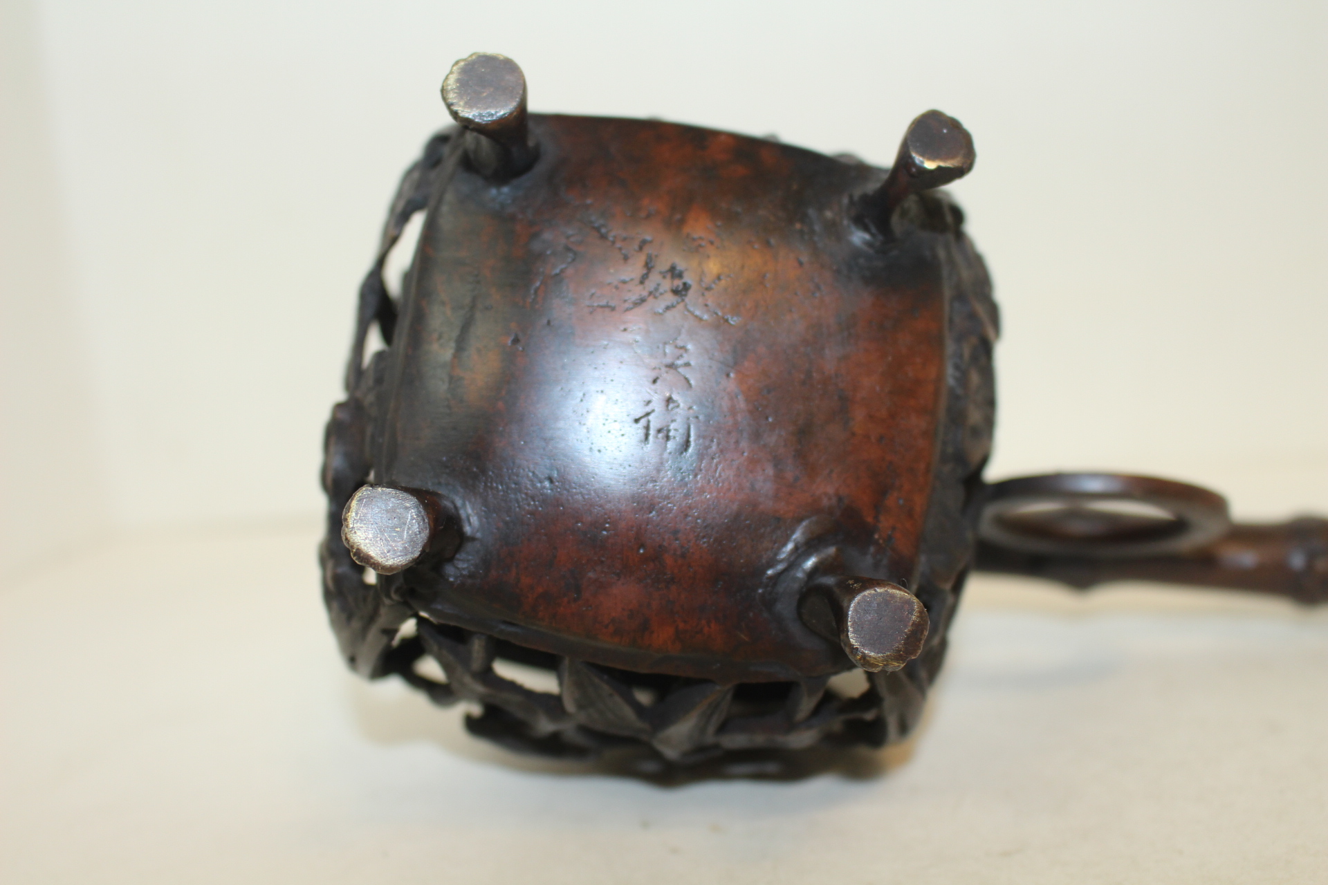 묵직한 청동으로된 수결이 있는 투각화문먹통모양 향로