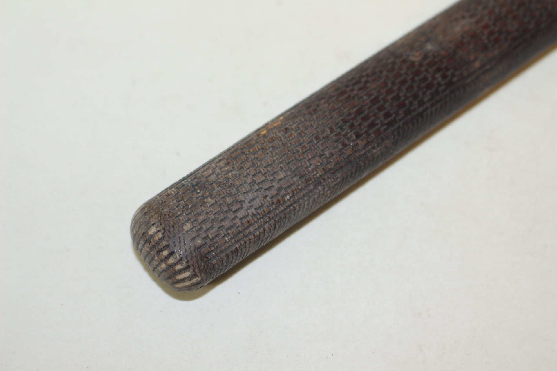 나무를 정교하게 조각한 담뱃대 통