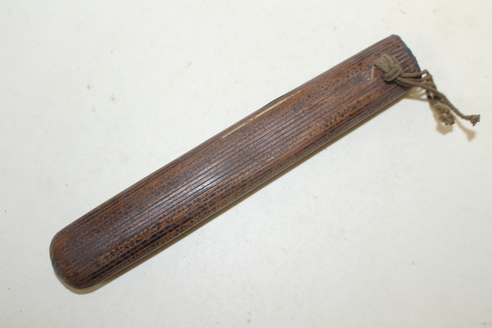 나무를 정교하게 조각한 담뱃대 통