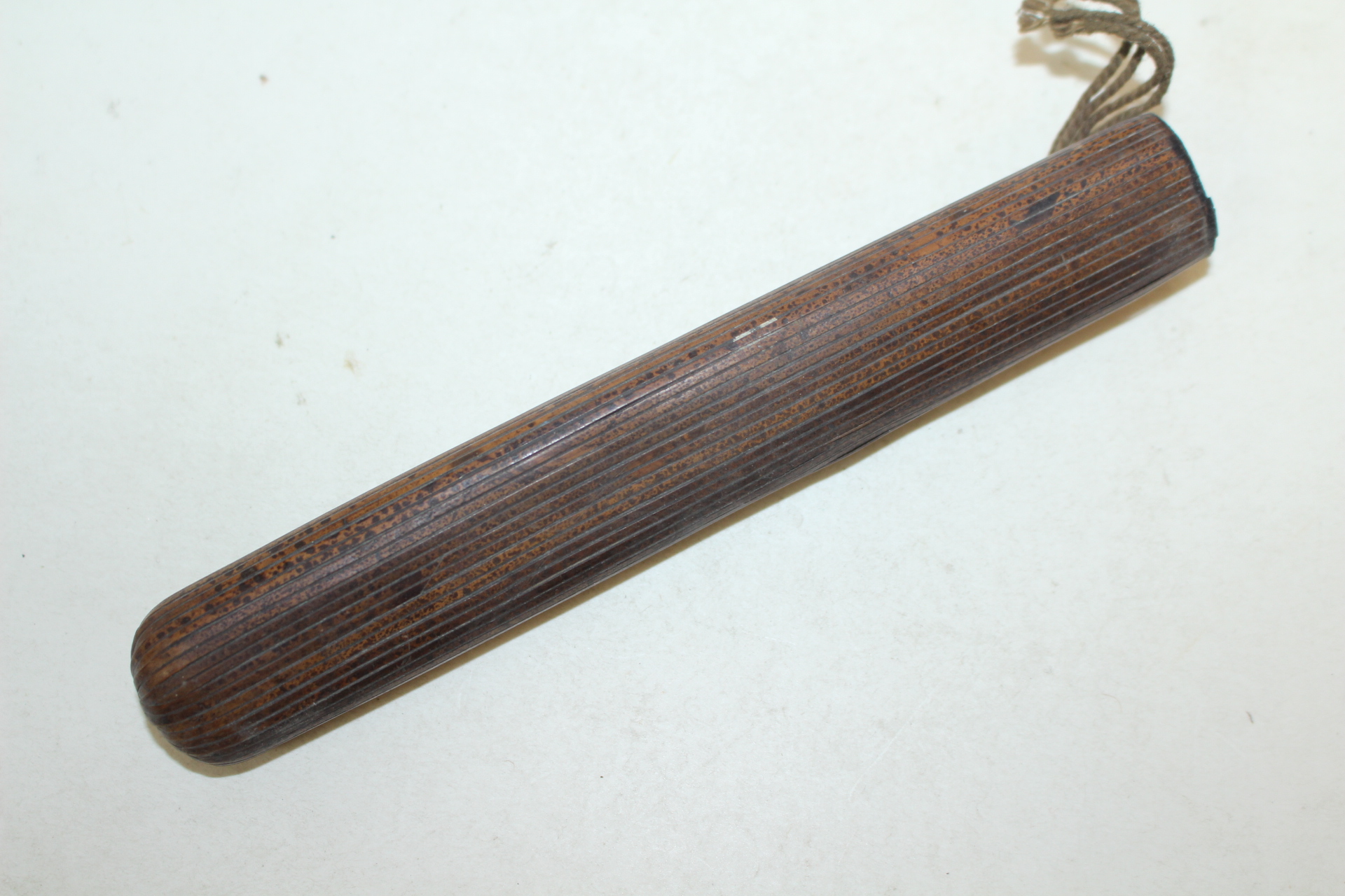 나무를 정교하게 조각한 담뱃대 통