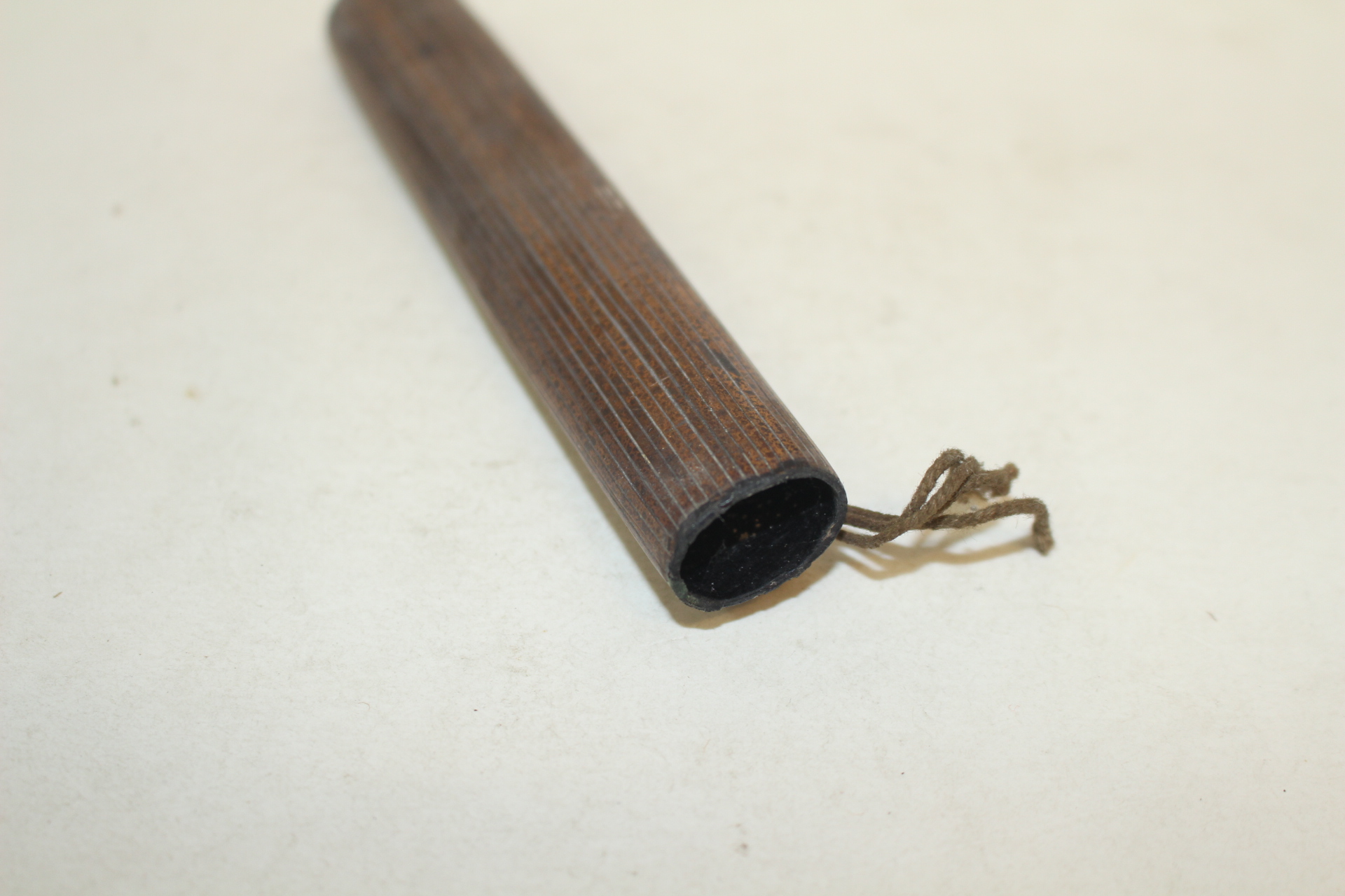 나무를 정교하게 조각한 담뱃대 통