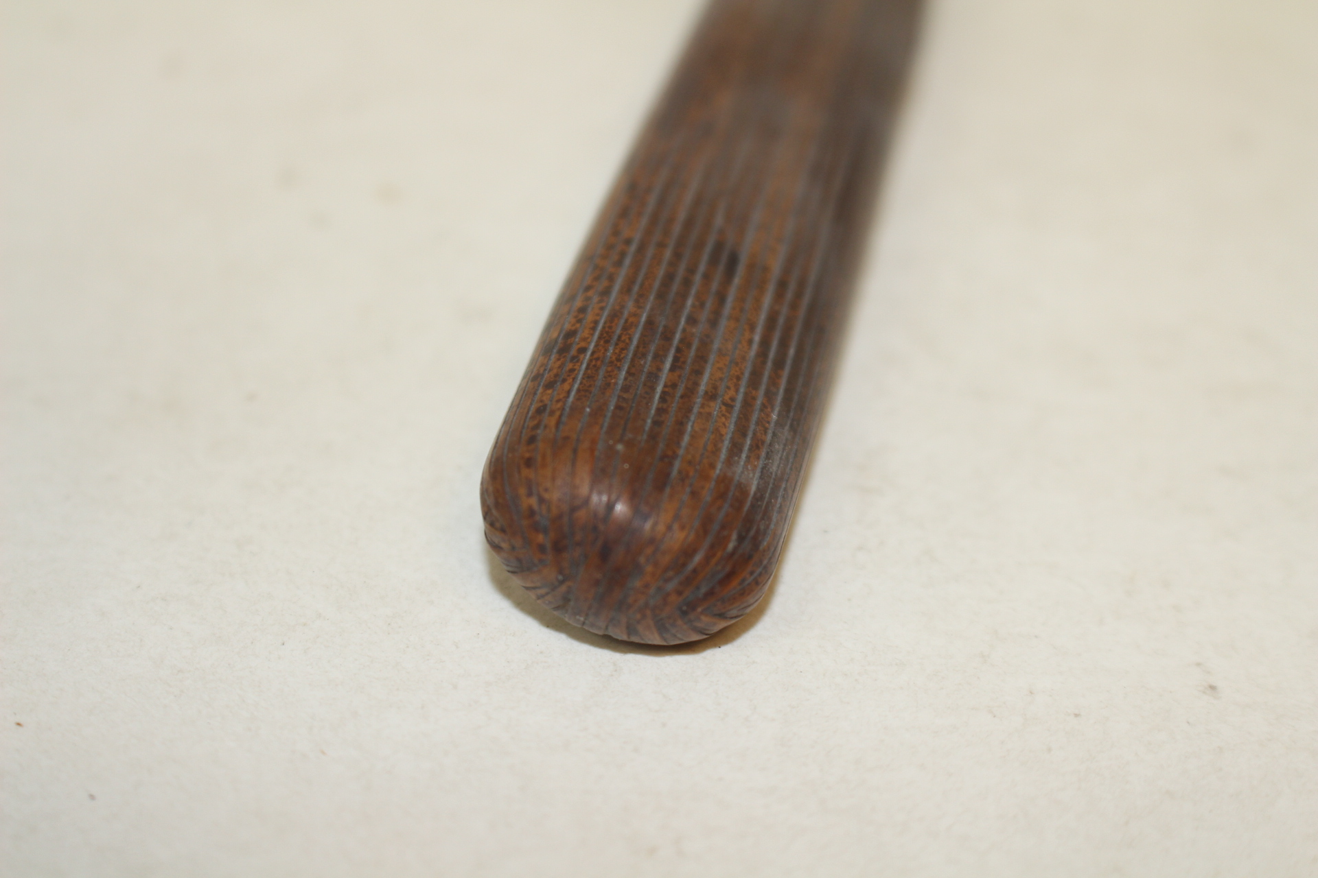 나무를 정교하게 조각한 담뱃대 통