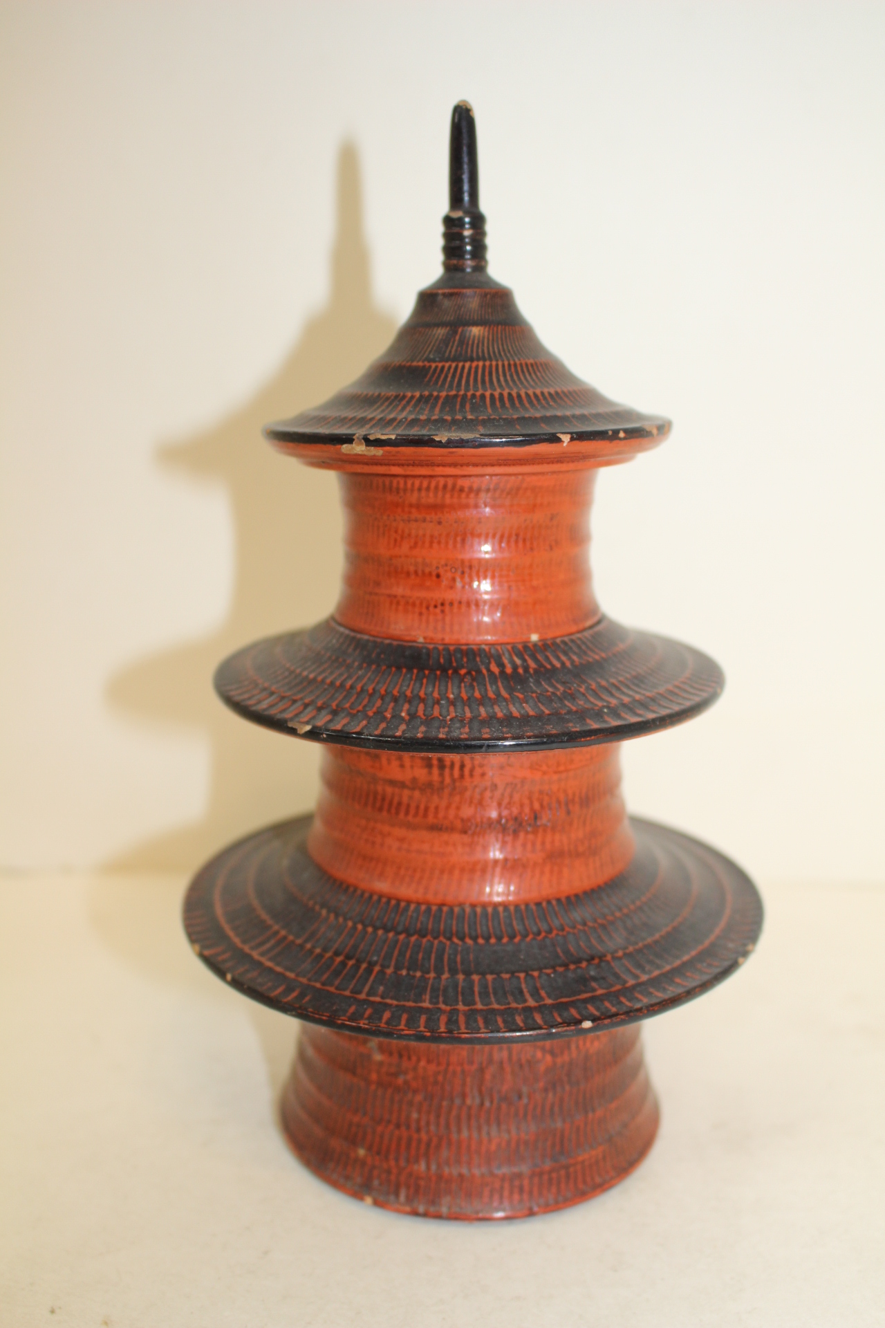 나무에 칠이된 탑모양 호