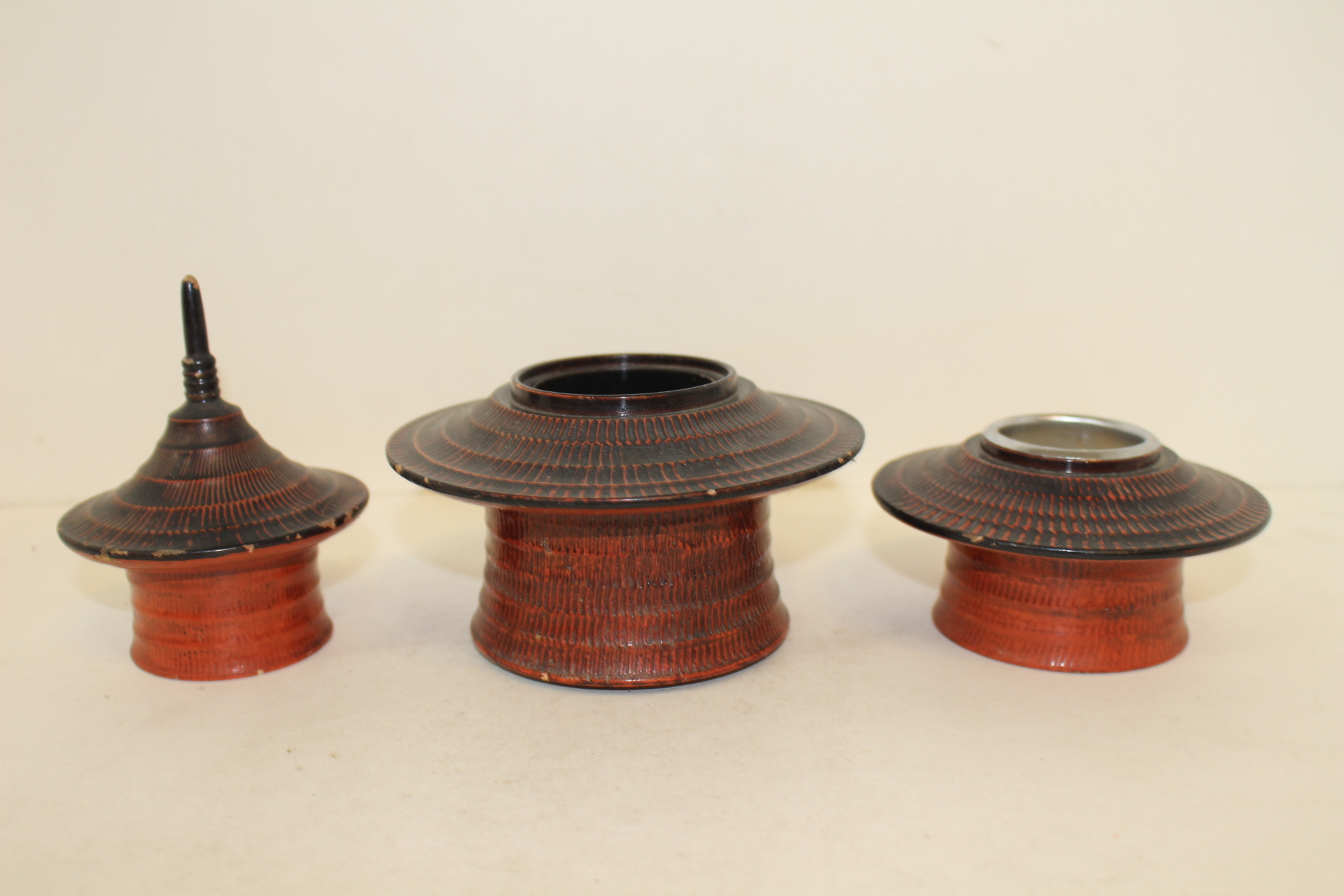 나무에 칠이된 탑모양 호