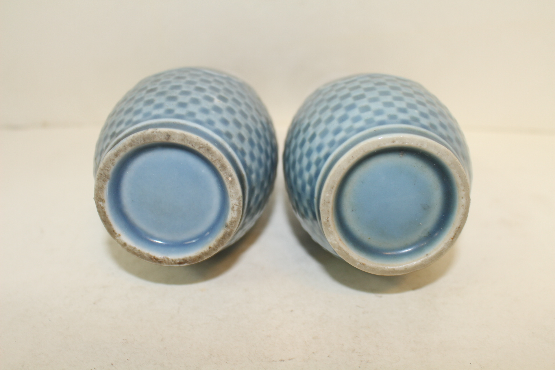 연대가좋은 청자양각화문 주병 2점