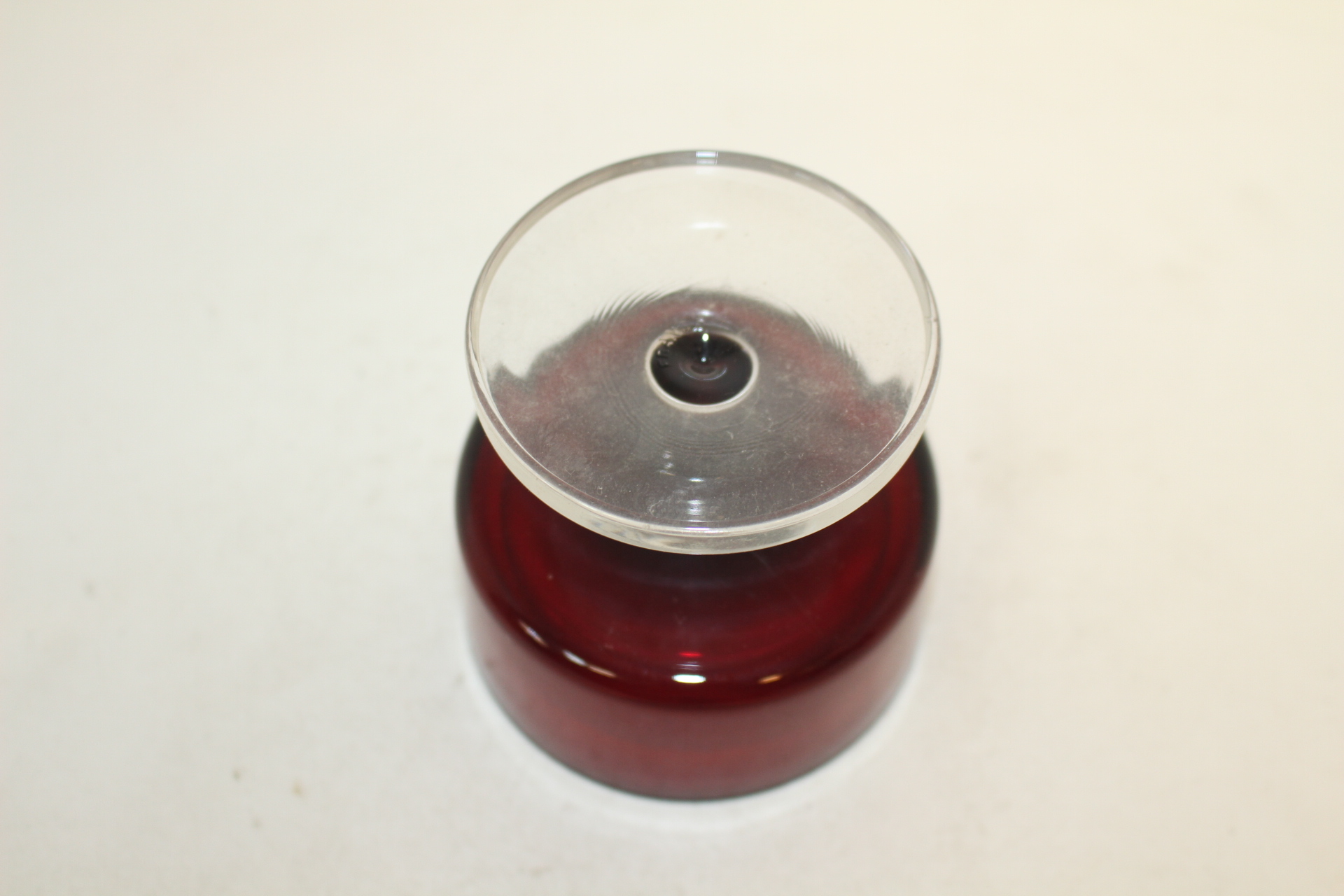 채색유리로된 굽다리 완