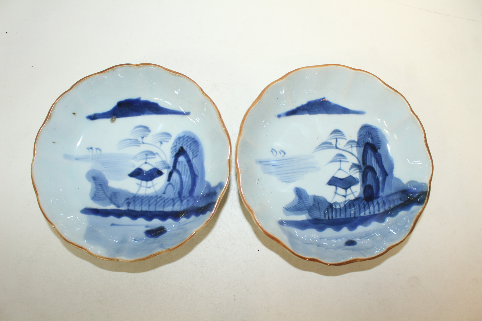 연대가좋은 고이마리 청화백자 산수문 화형완 2점