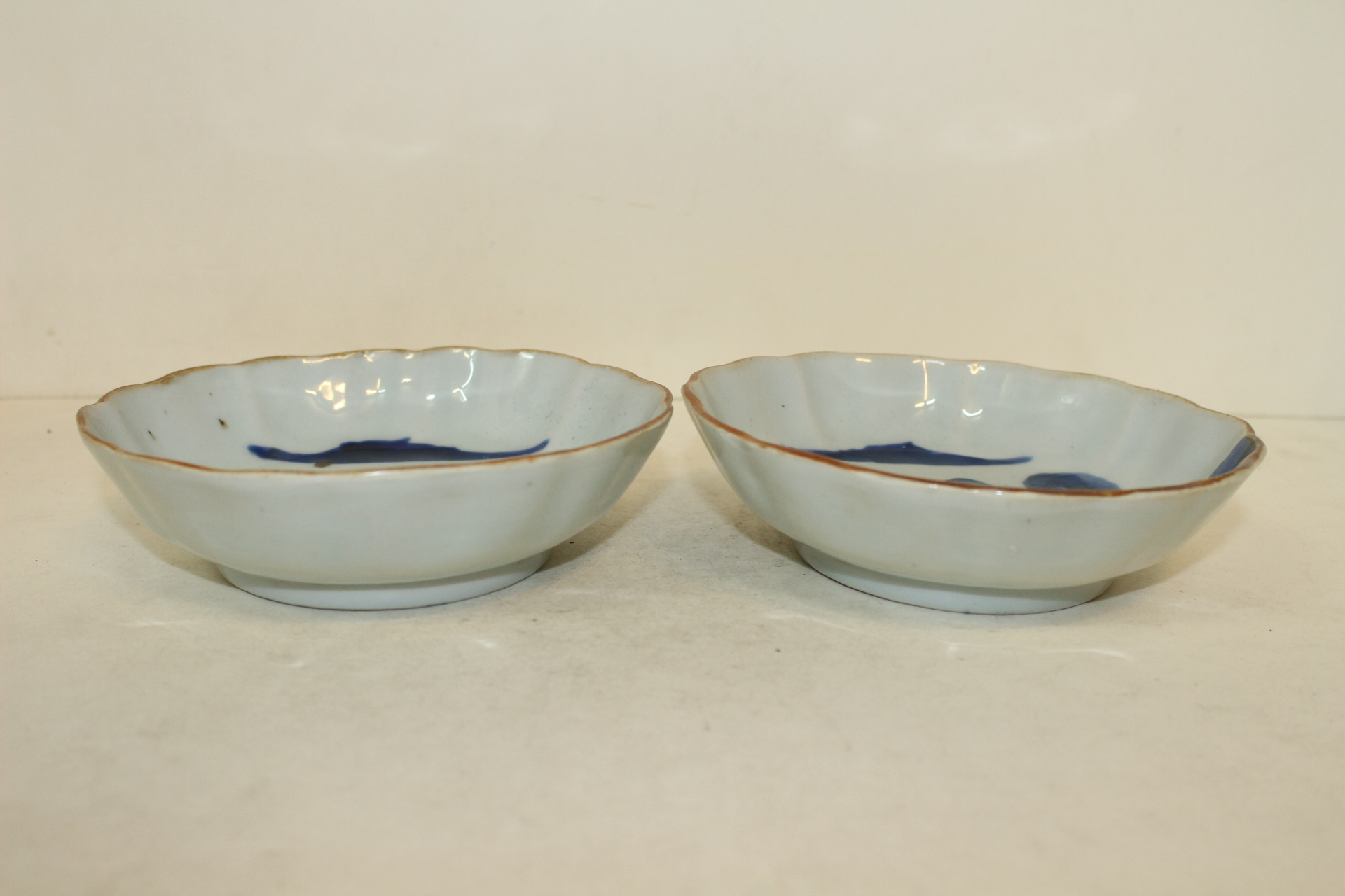 연대가좋은 고이마리 청화백자 산수문 화형완 2점