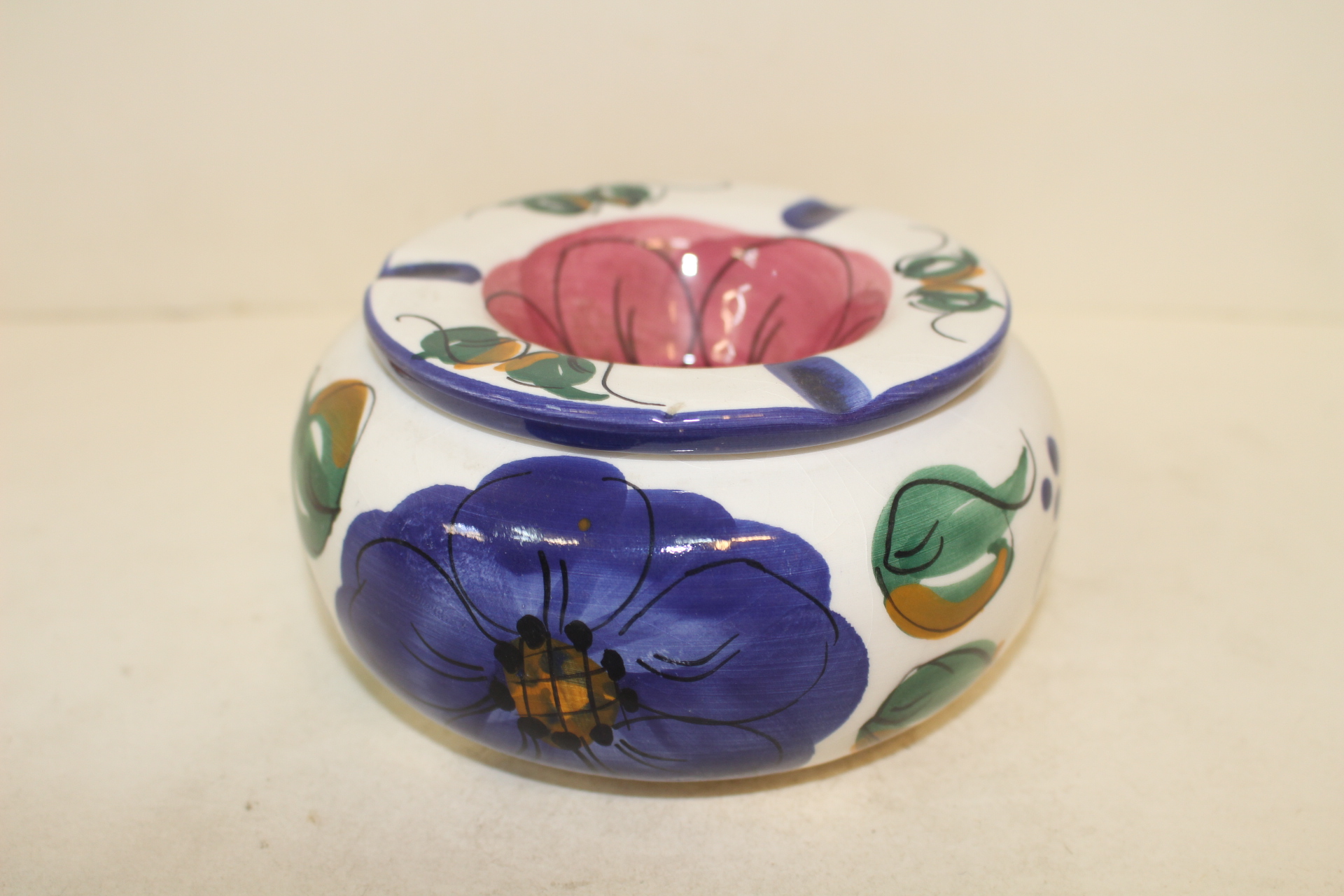 유럽산 분청자 청화화문 재털이