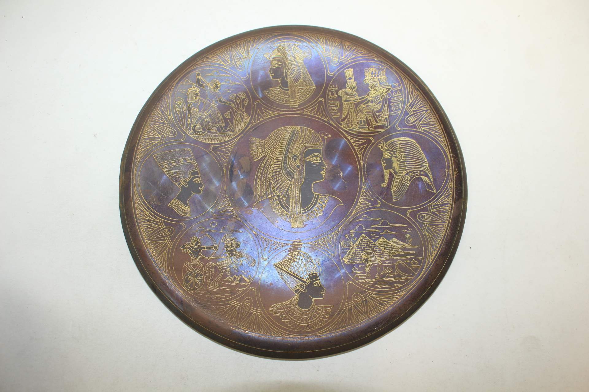 외국산 동판에 인물이 조각된 반