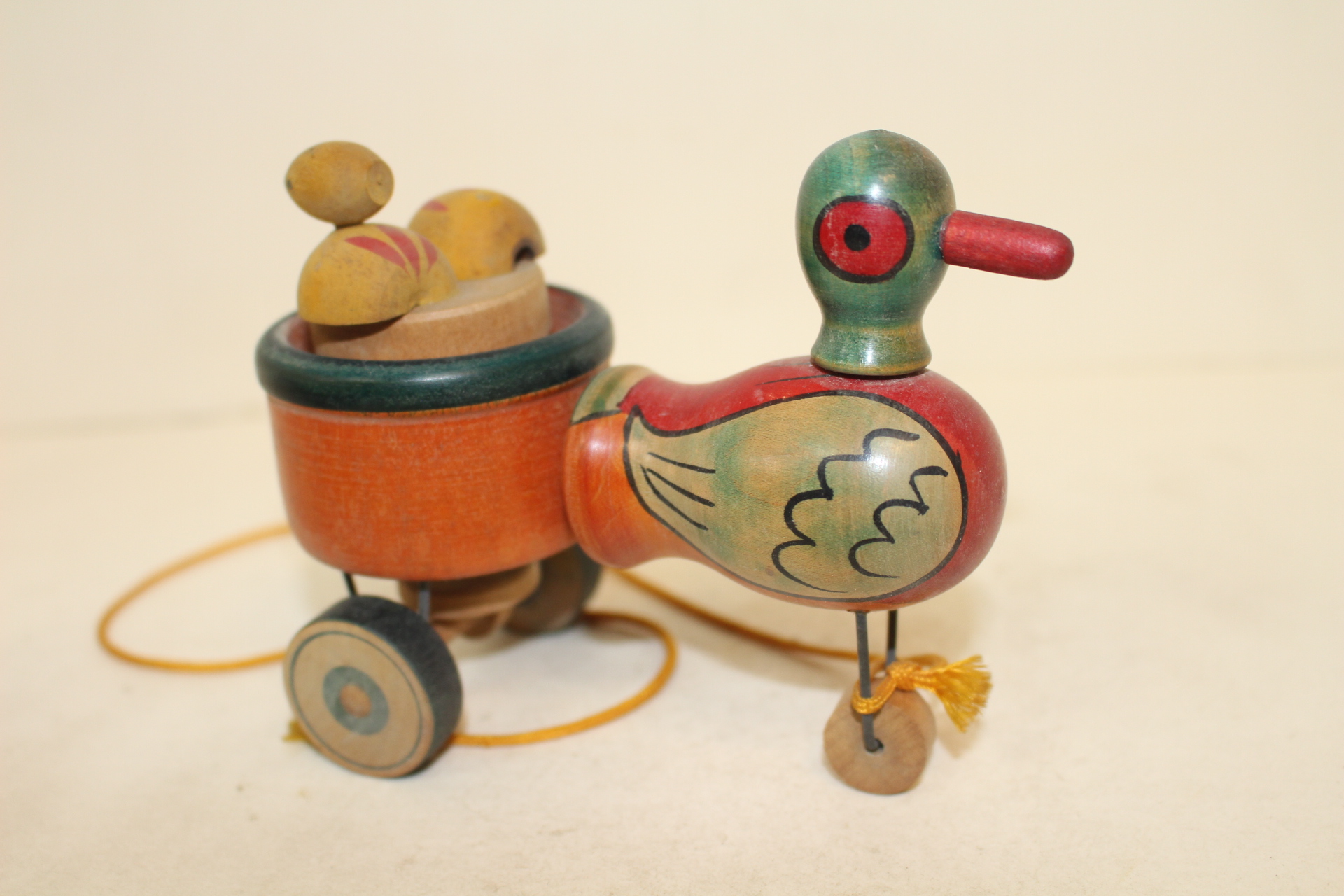 근대사 나무로된 오리모양 인형