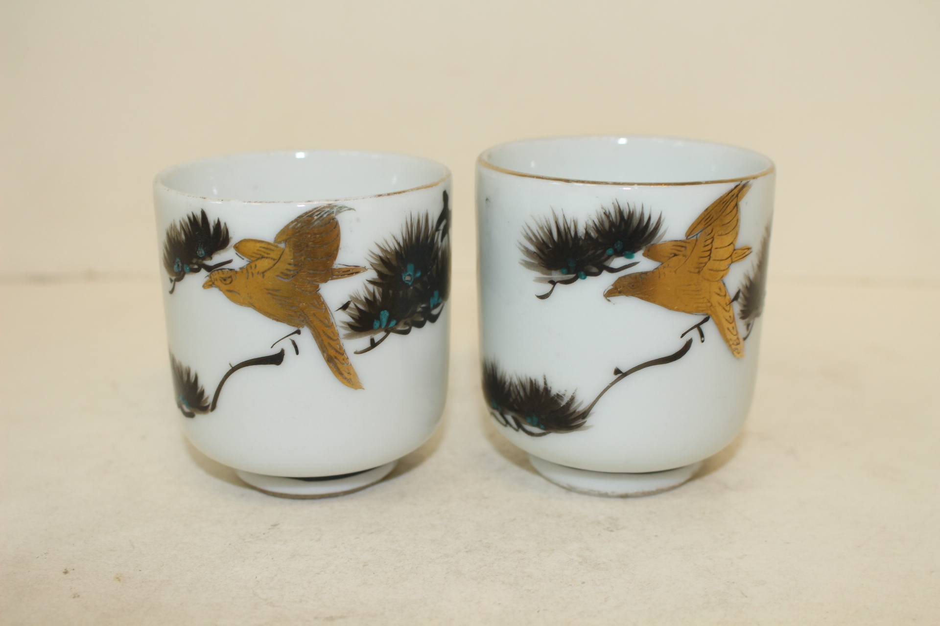 연대가좋은 철화백자금채노송학문 잔 2점