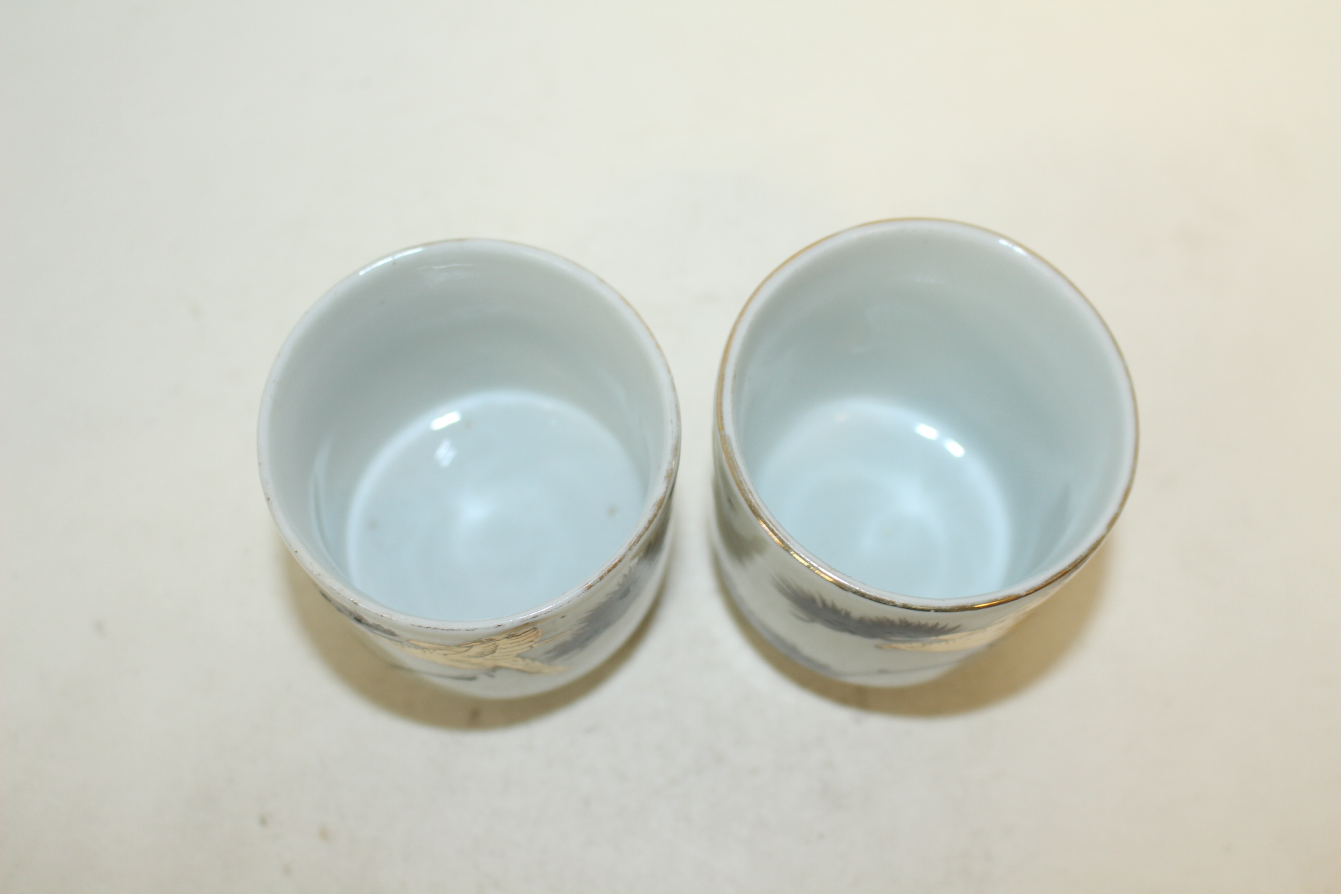 연대가좋은 철화백자금채노송학문 잔 2점