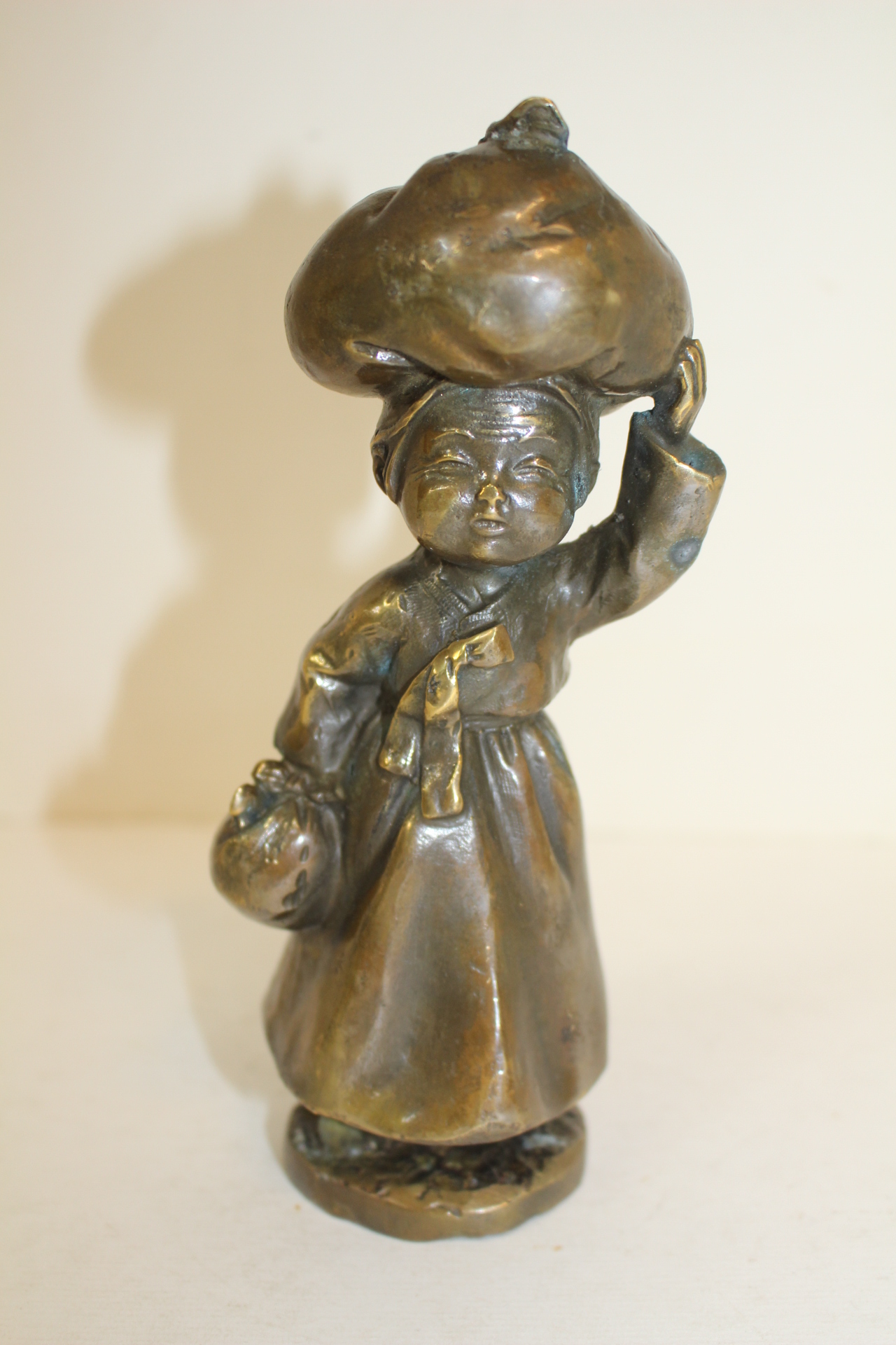 묵직한 청동으로된 할머니 조각상