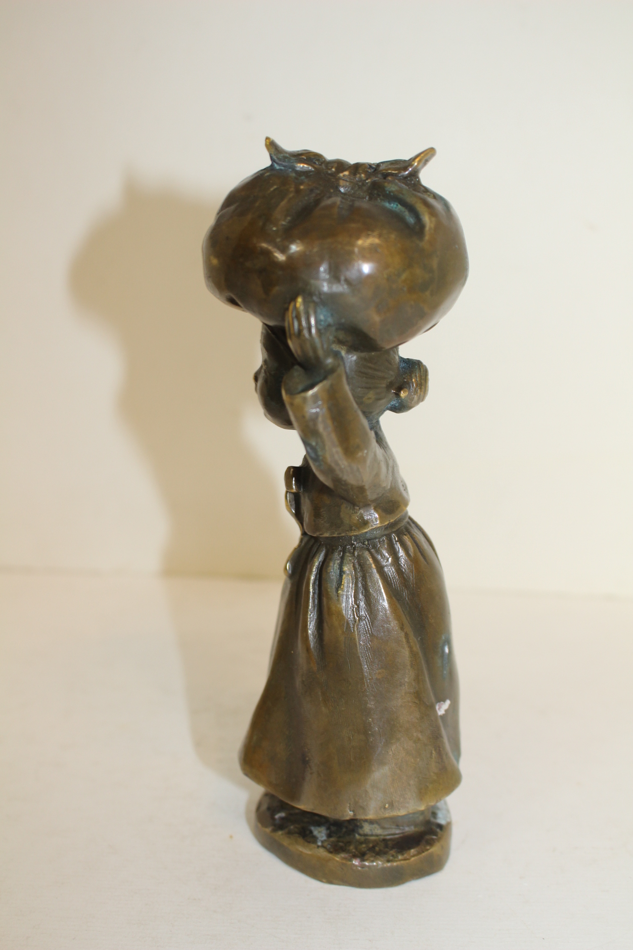 묵직한 청동으로된 할머니 조각상