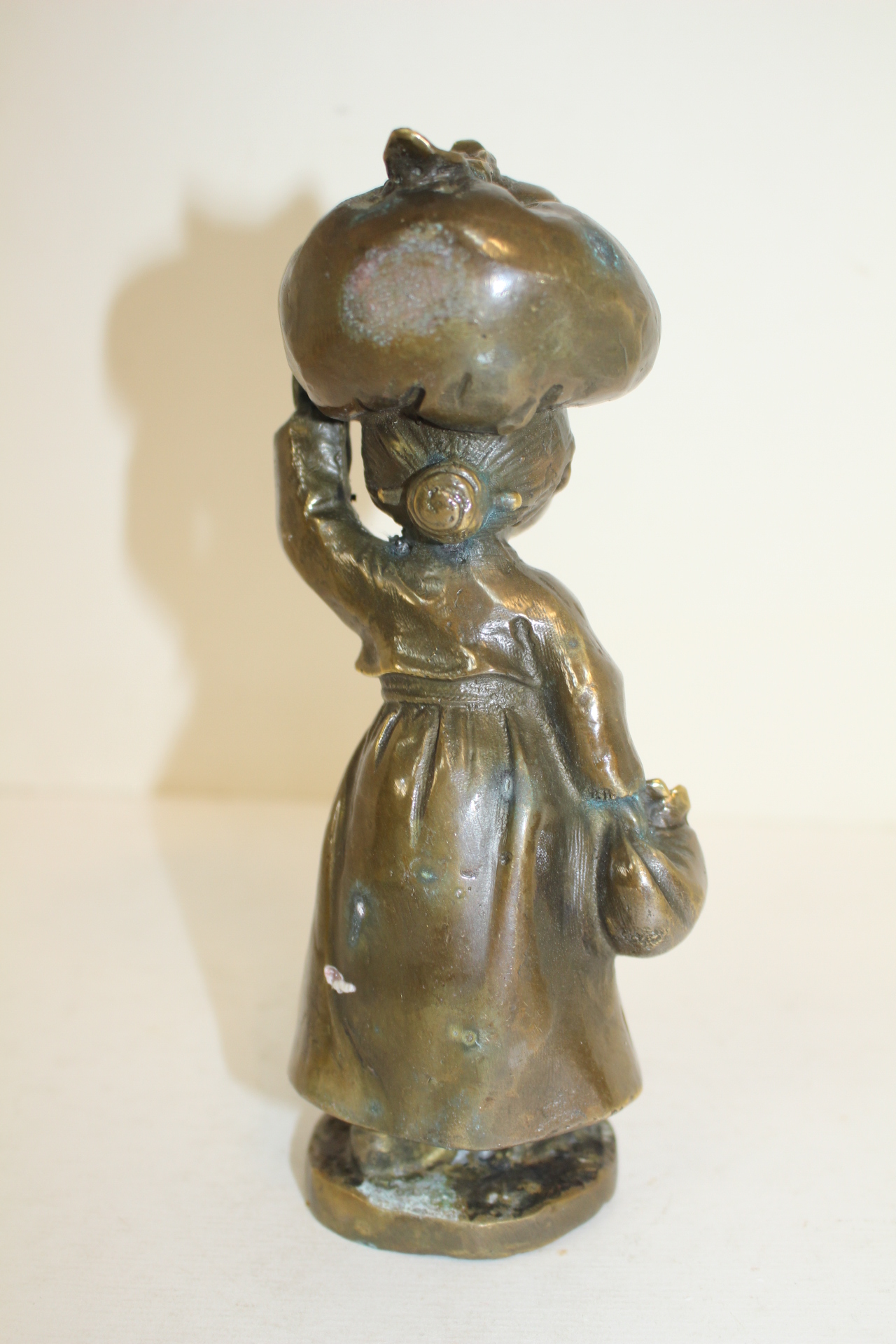 묵직한 청동으로된 할머니 조각상