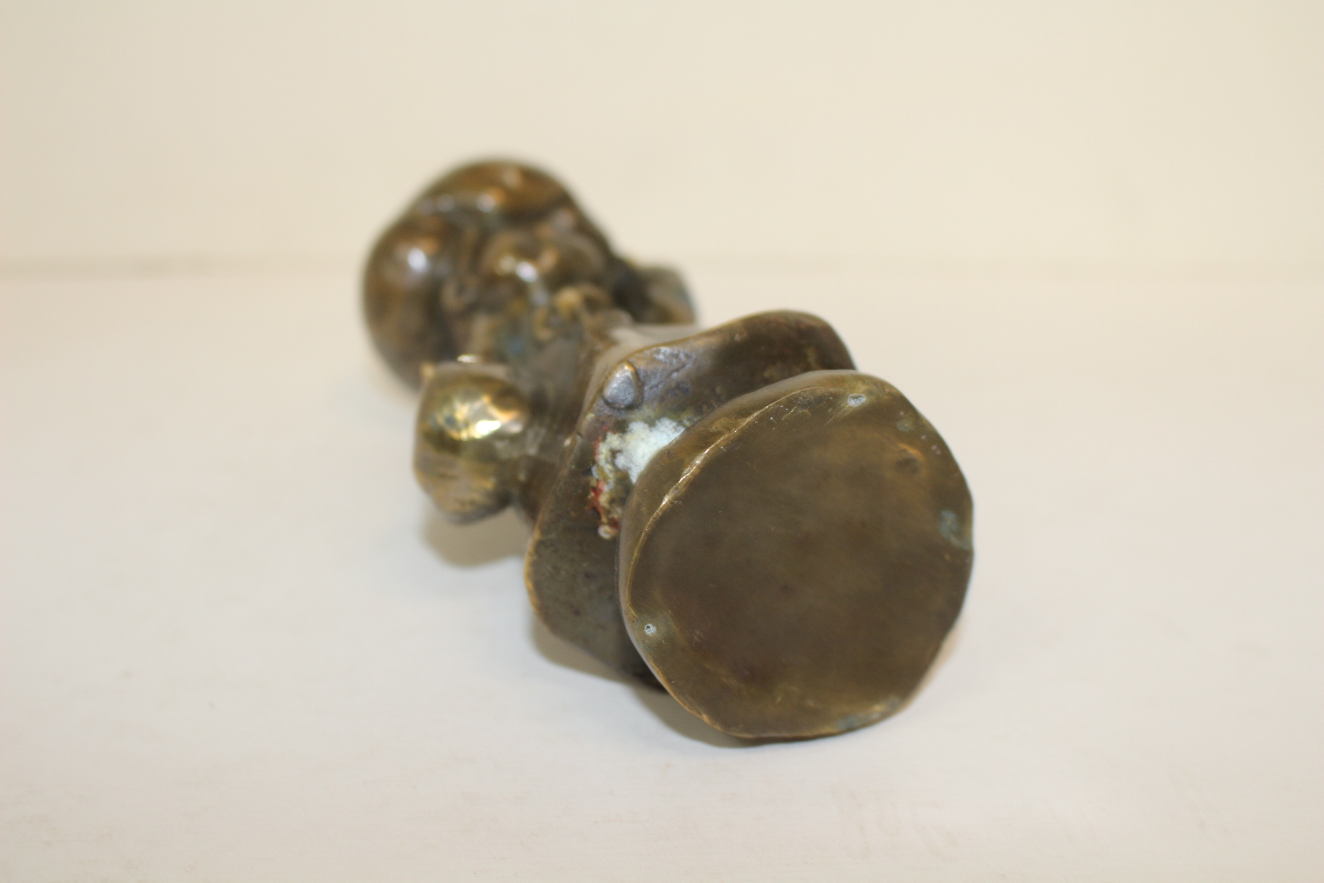 묵직한 청동으로된 할머니 조각상