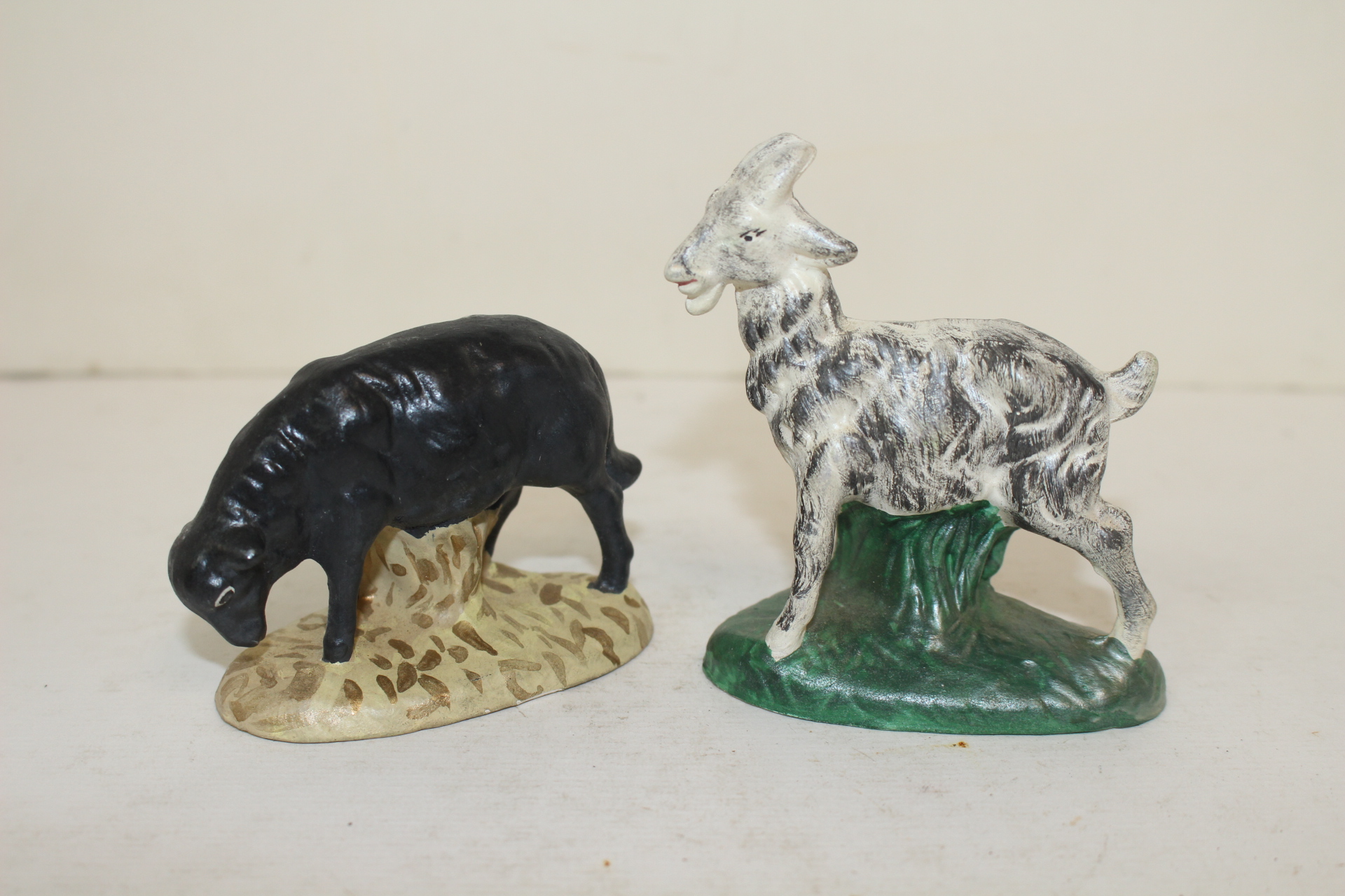 외국산 도자기 염소.양 조각상