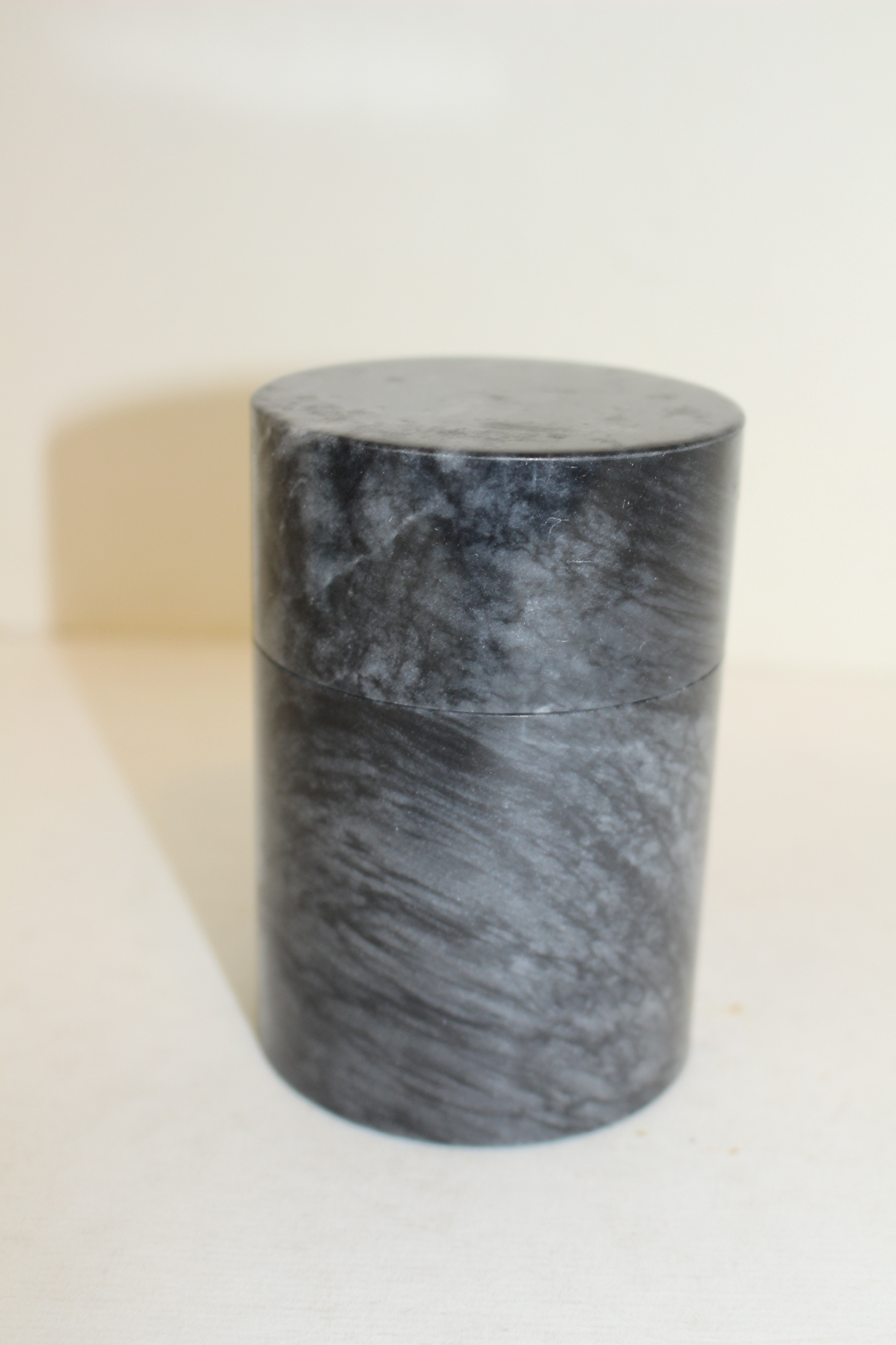 결이좋은 대리석 돌로된 차통