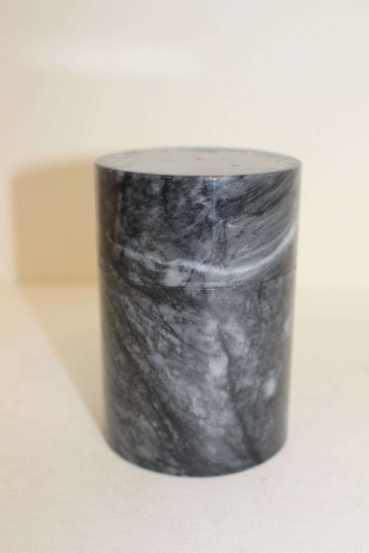 결이좋은 대리석 돌로된 차통