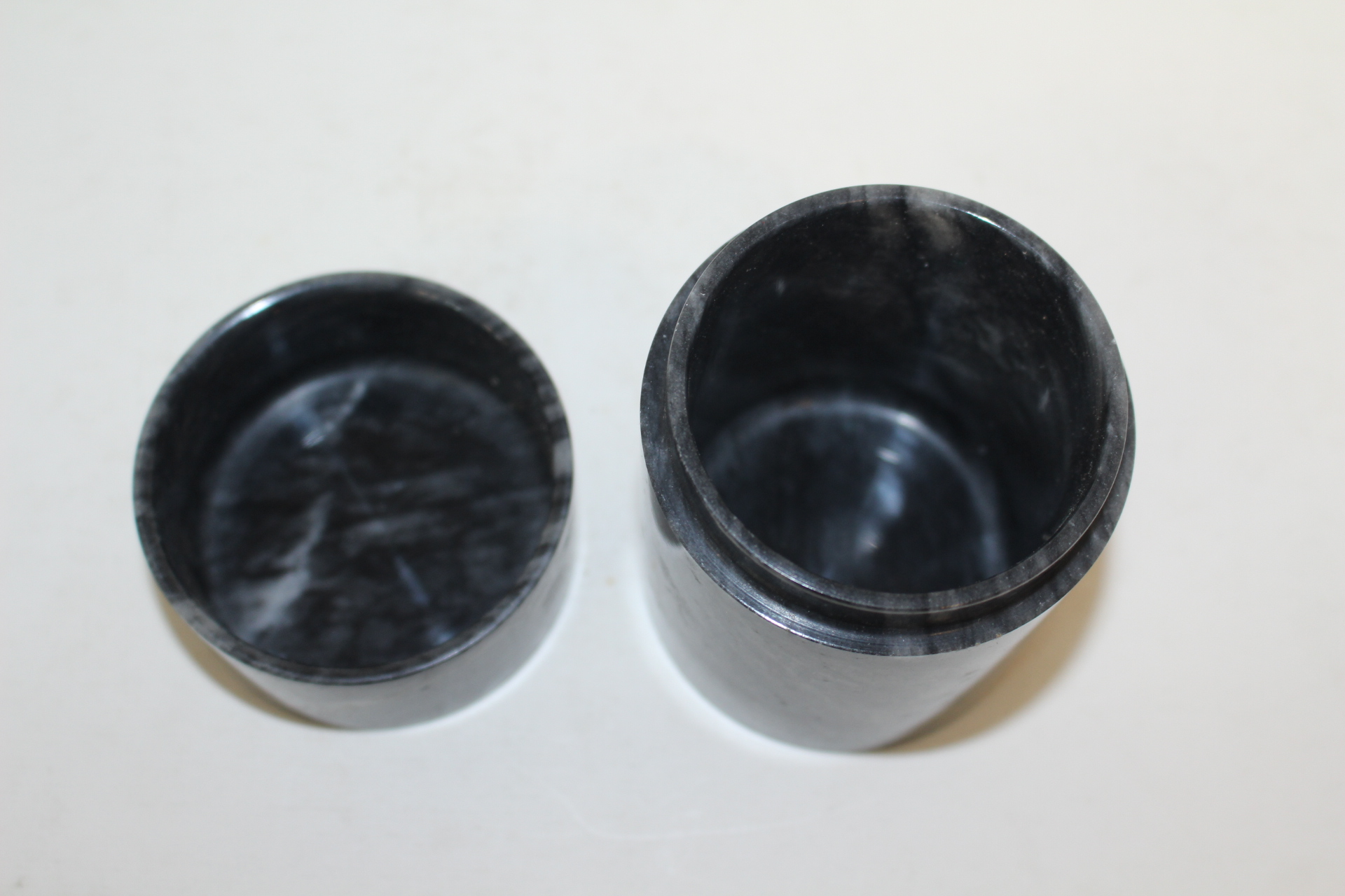 결이좋은 대리석 돌로된 차통