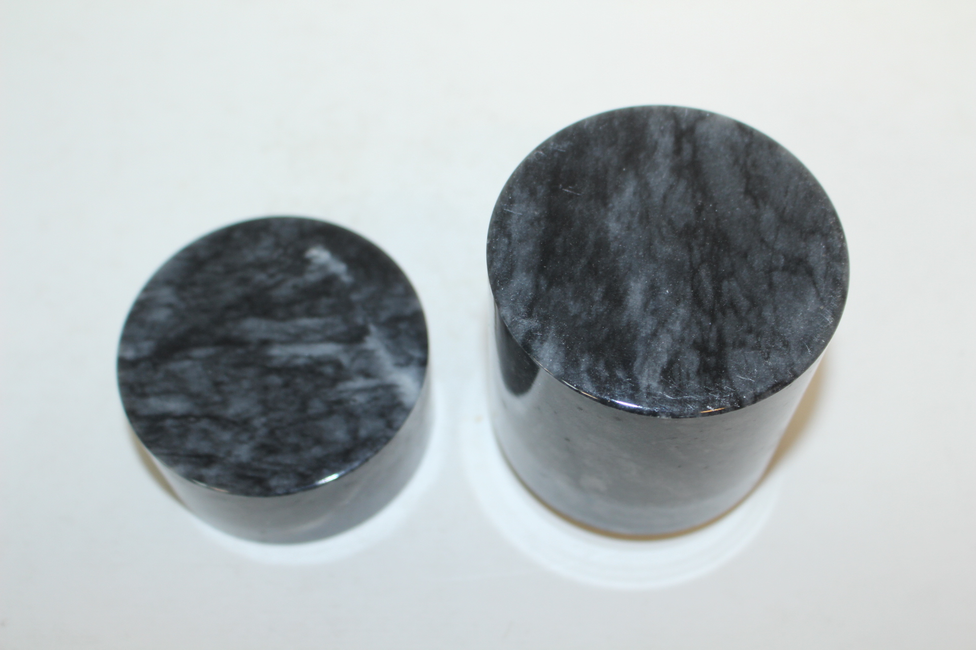 결이좋은 대리석 돌로된 차통