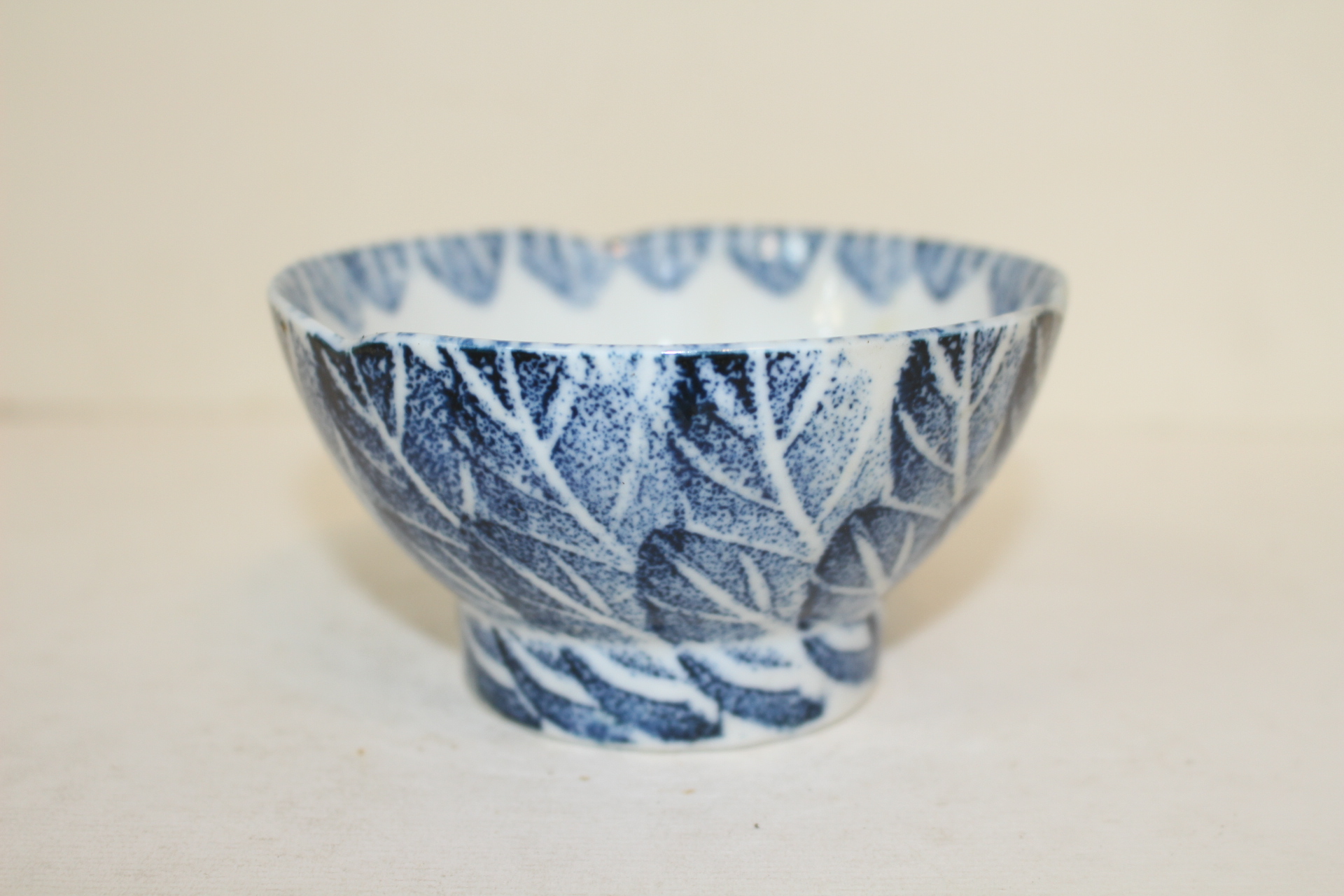 연대가좋은 청화백자나뭇잎문 화형완