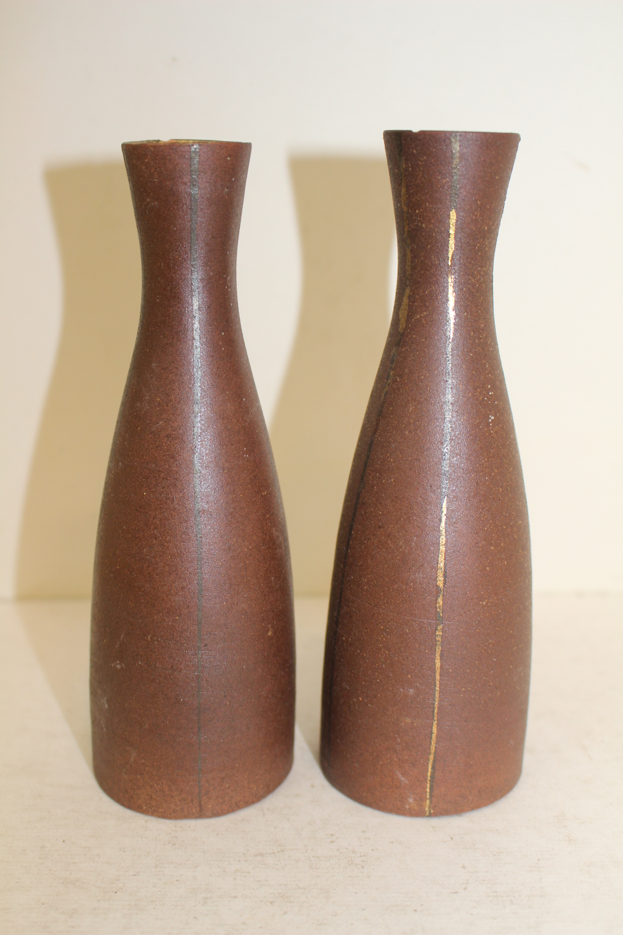 내부구연부에 금채된 청자주병 2점