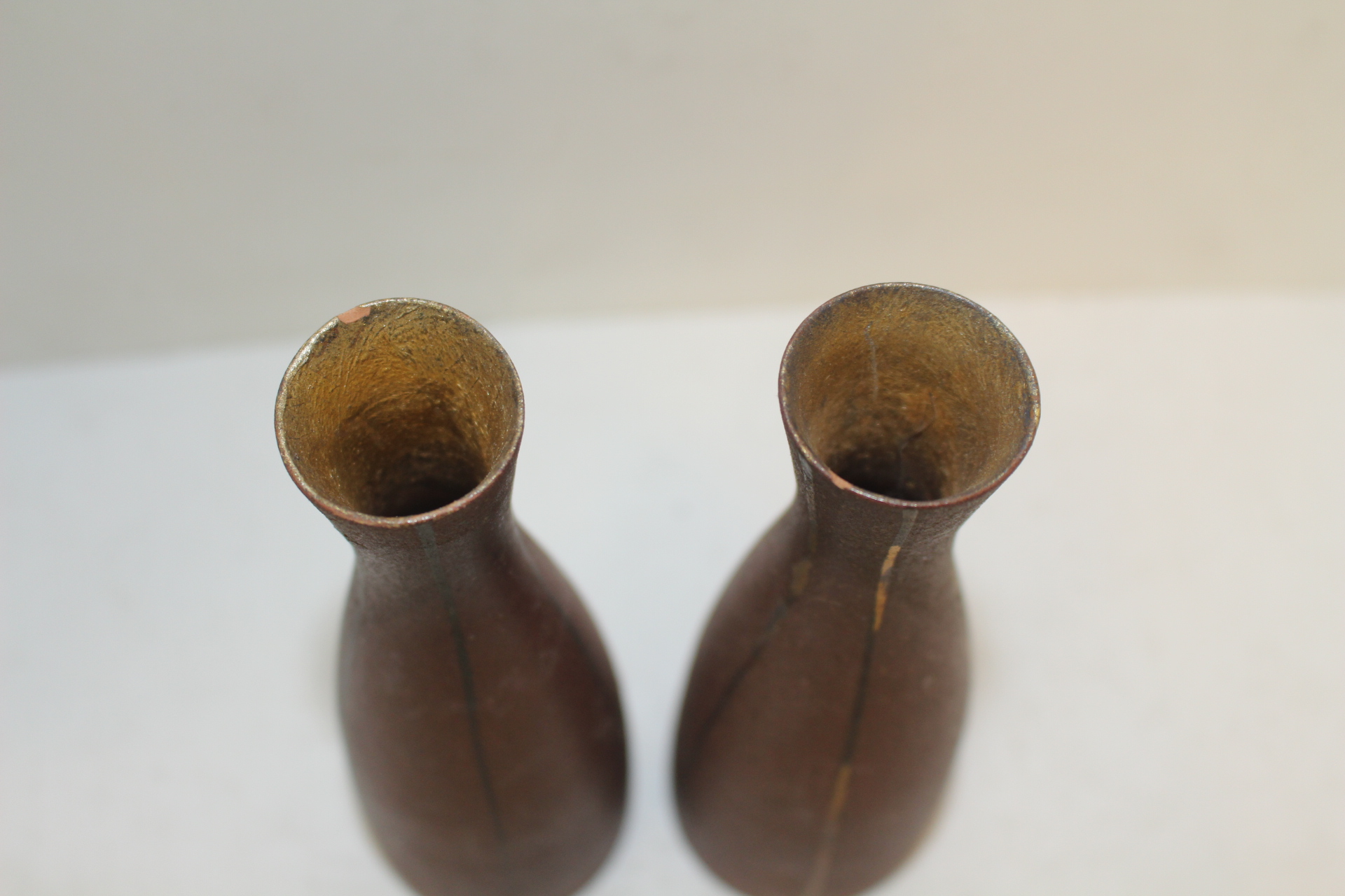 내부구연부에 금채된 청자주병 2점