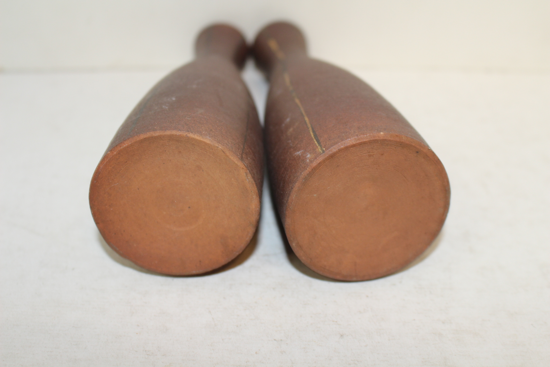 내부구연부에 금채된 청자주병 2점