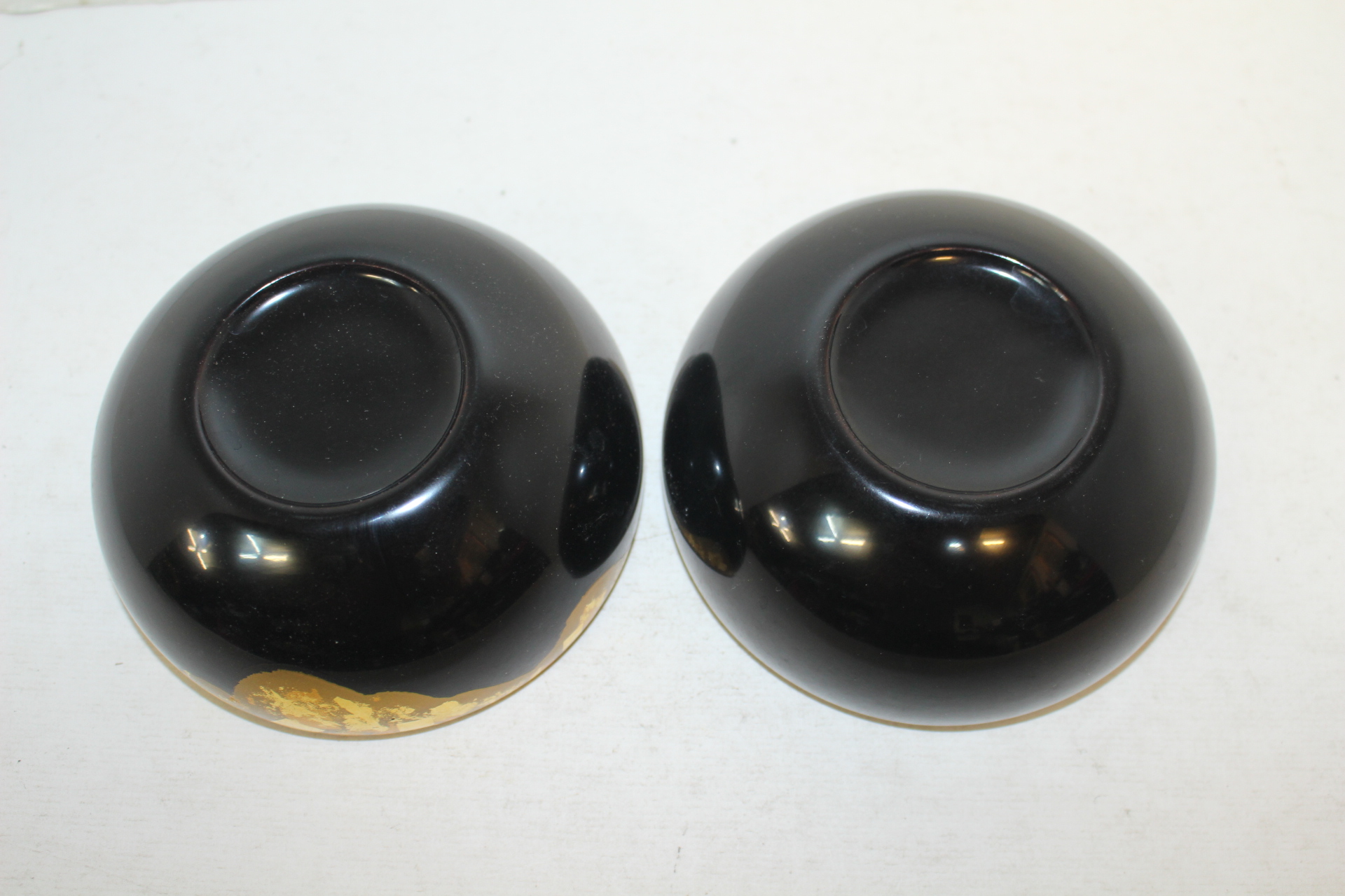 두꺼운 나무에 금채된 완 2점