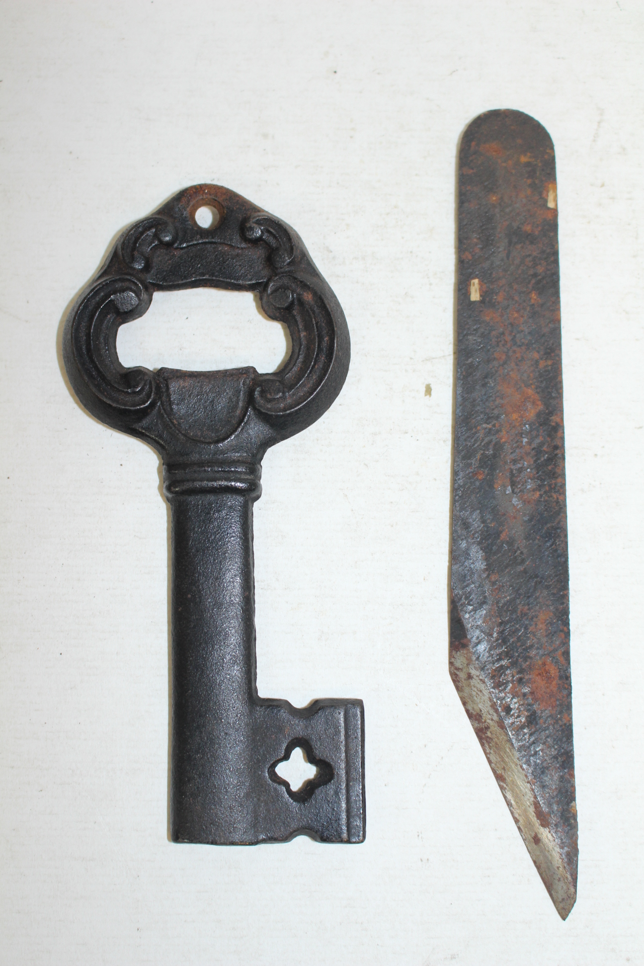 무쇠로된 열쇠모양 병따개와 칼