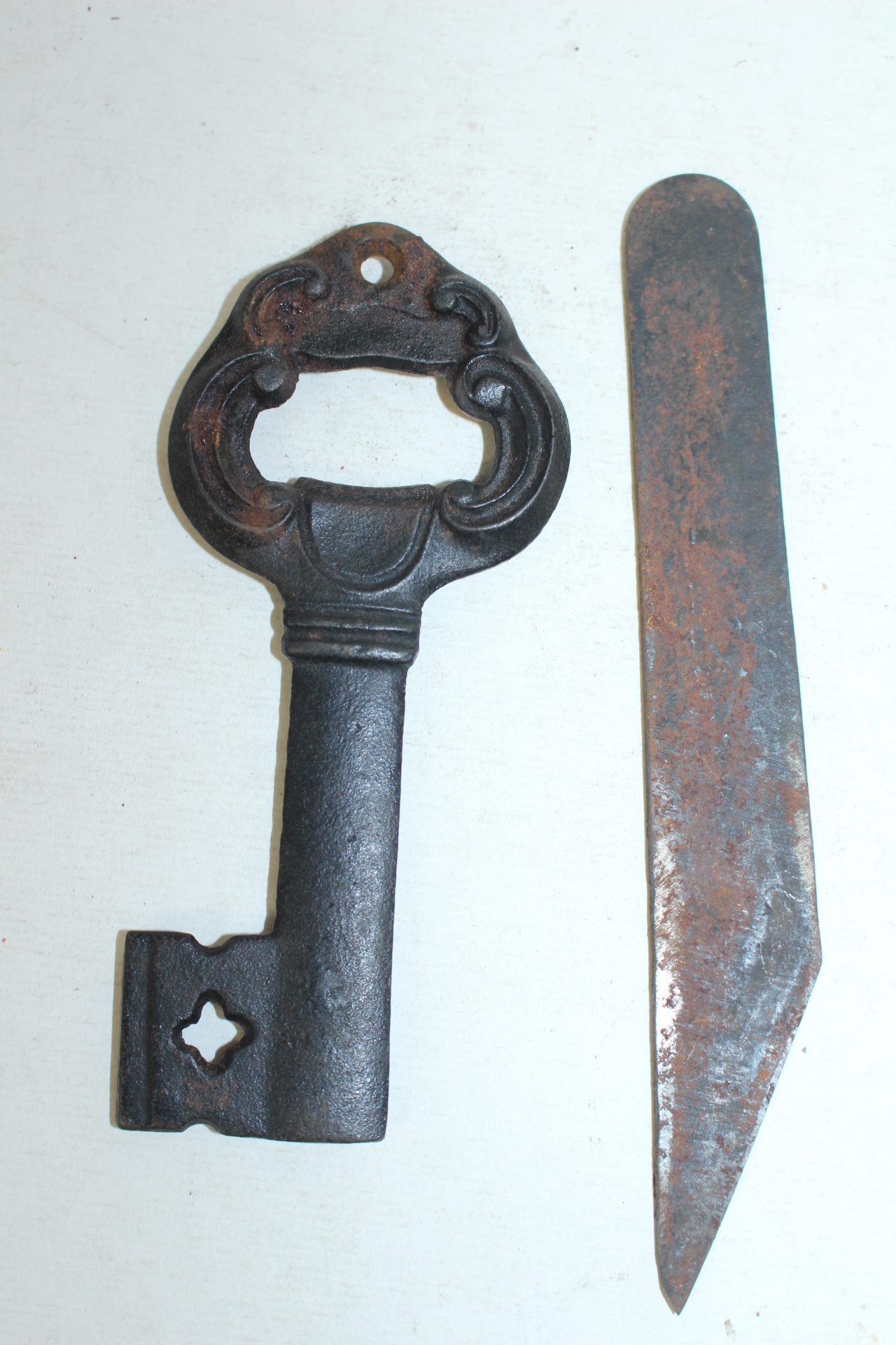 무쇠로된 열쇠모양 병따개와 칼