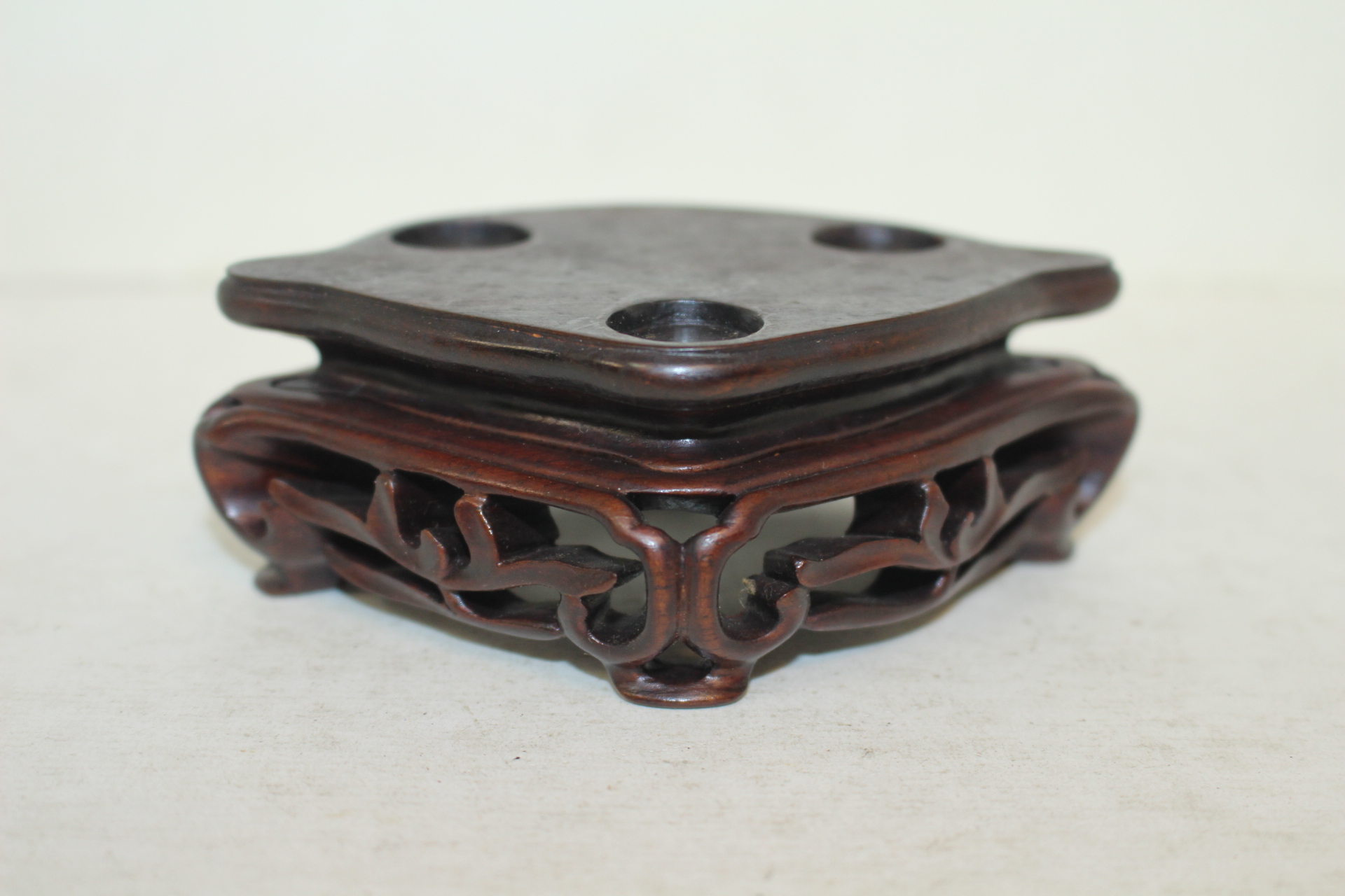 나무로된 삼족 받침 화대