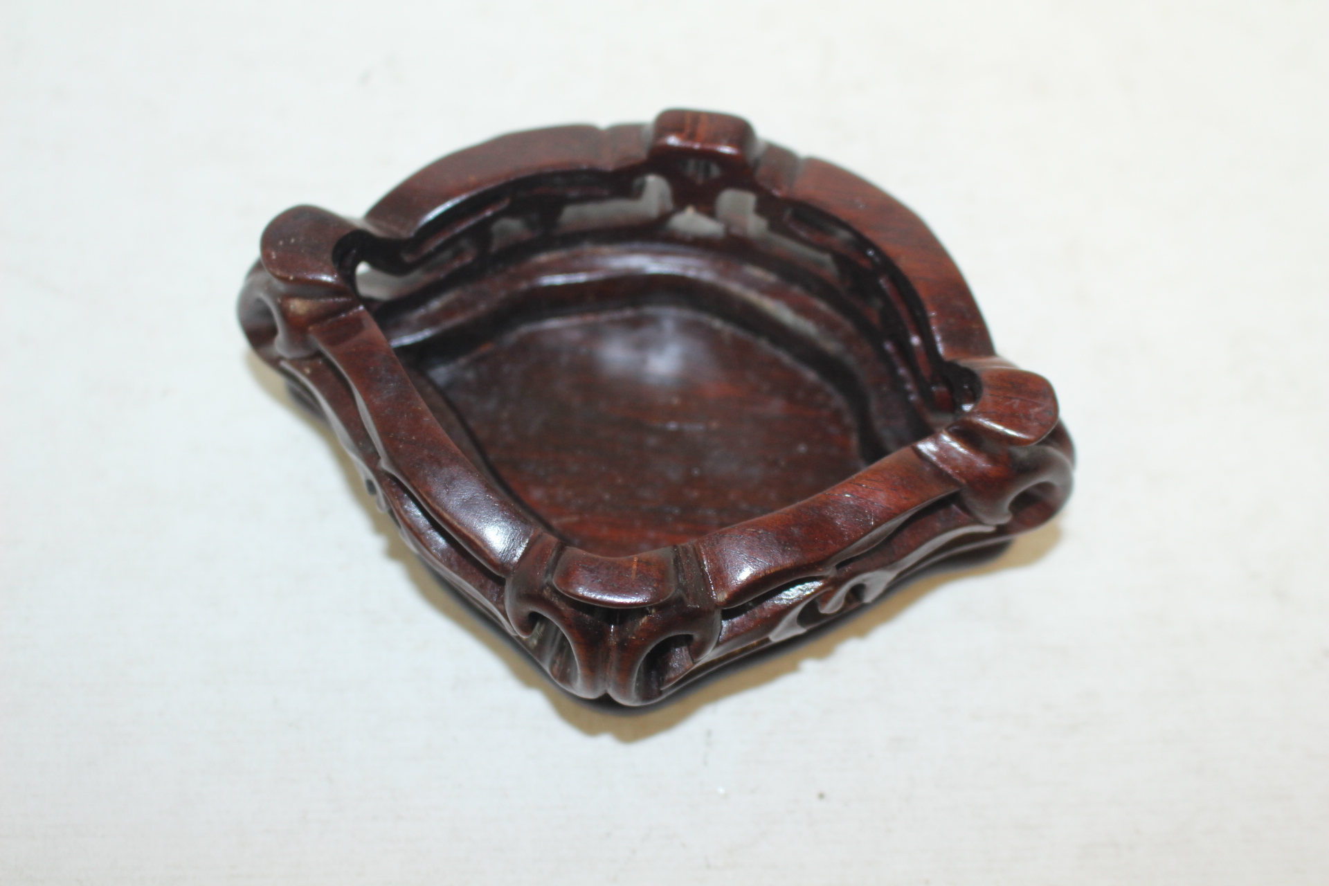 나무로된 삼족 받침 화대