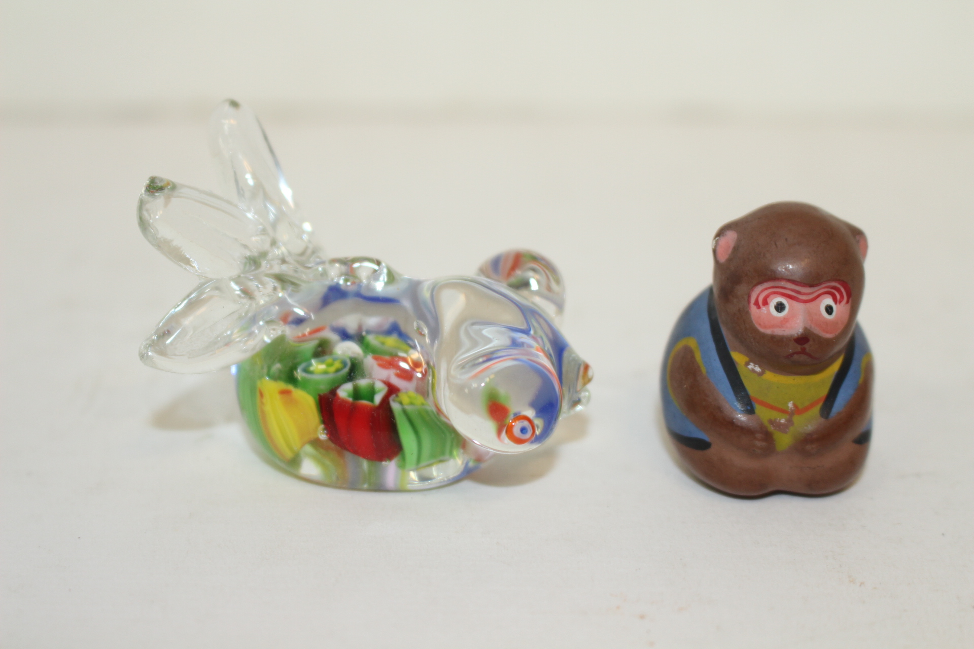 유리로된 금붕어와 도자기원숭이 인형