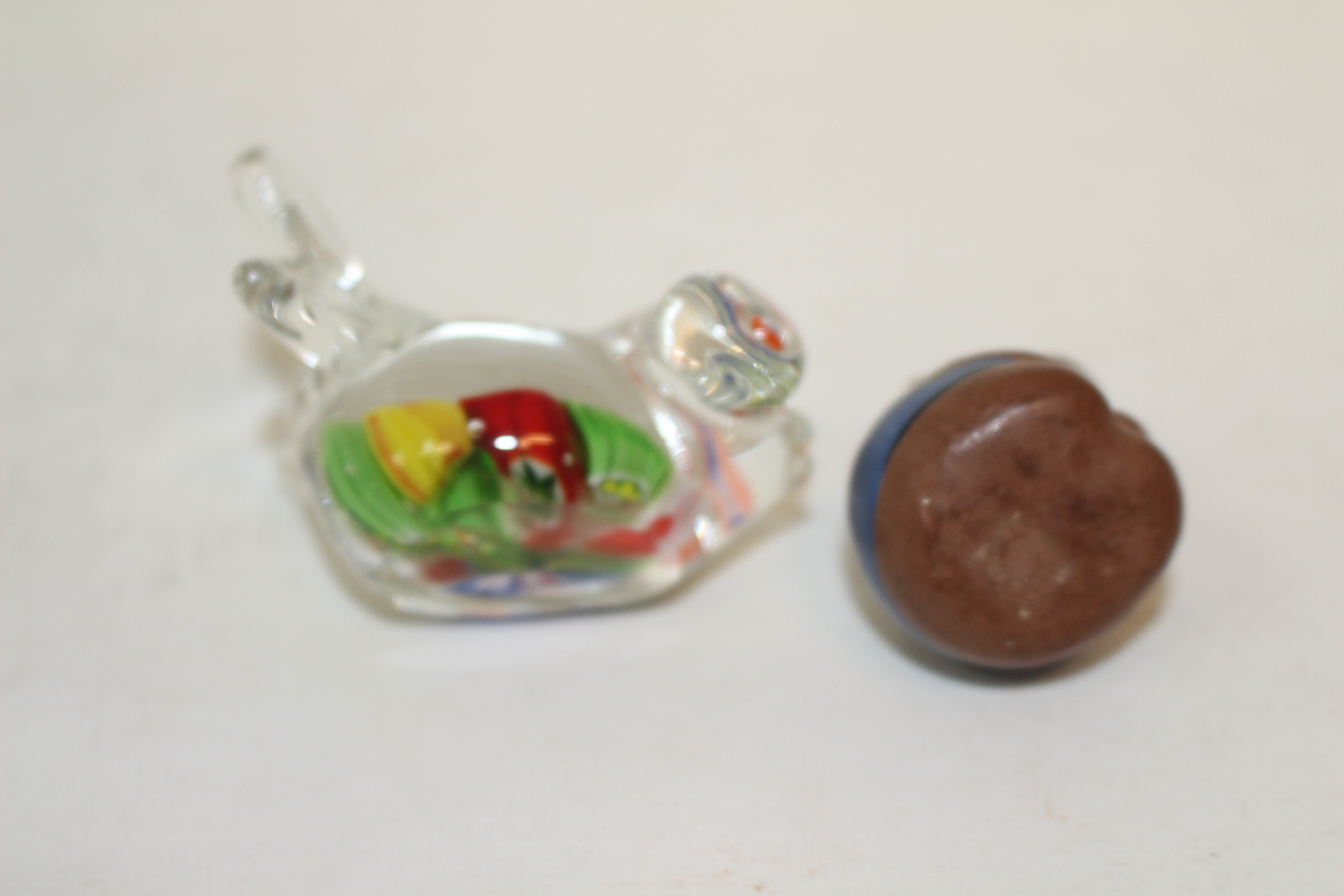 유리로된 금붕어와 도자기원숭이 인형